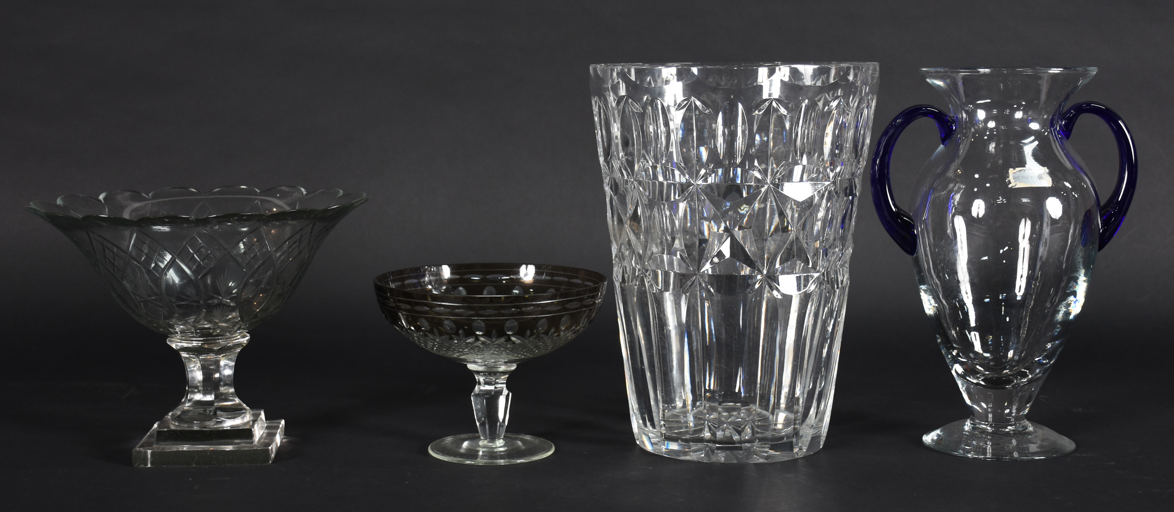 Quatro peças em demi cristal sendo, vaso de flores (com lascados)... - foto 1 de 5