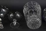 Quatro peças em demi cristal sendo, vaso de flo... - Quatro peças em demi cristal sendo, vaso de flores (com lascados), fruteira com borda em gomos, vasos com alças azuis e fruteira doublé fumé.
