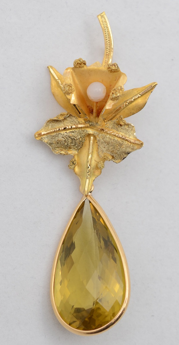 Pingente em forma de orquídea em ouro amarelo 18 k com gota em green...