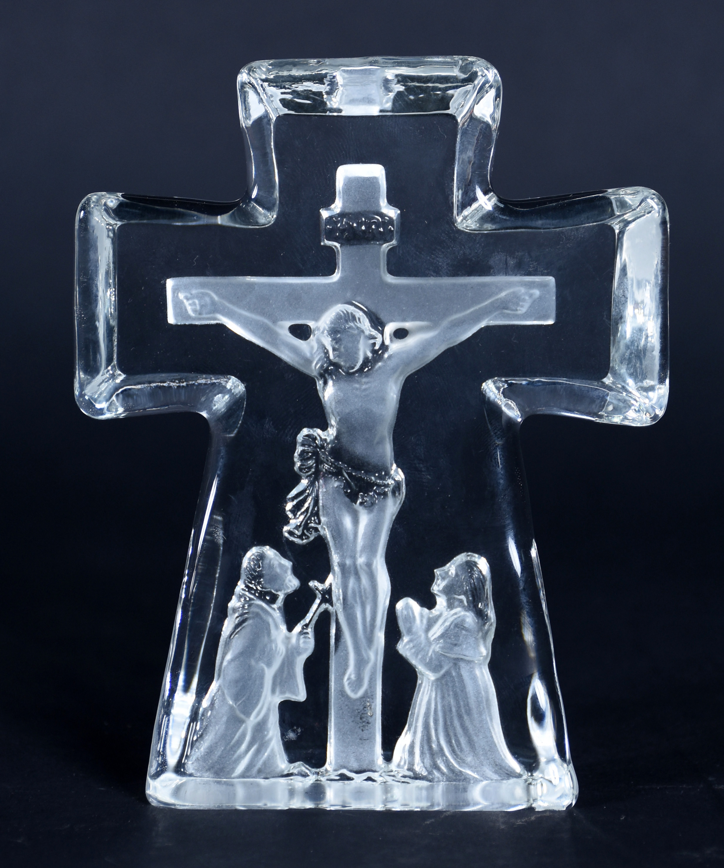 Escultura em demi cristal representando Cristo na cruz com apóstolos. - foto 1 de 4
