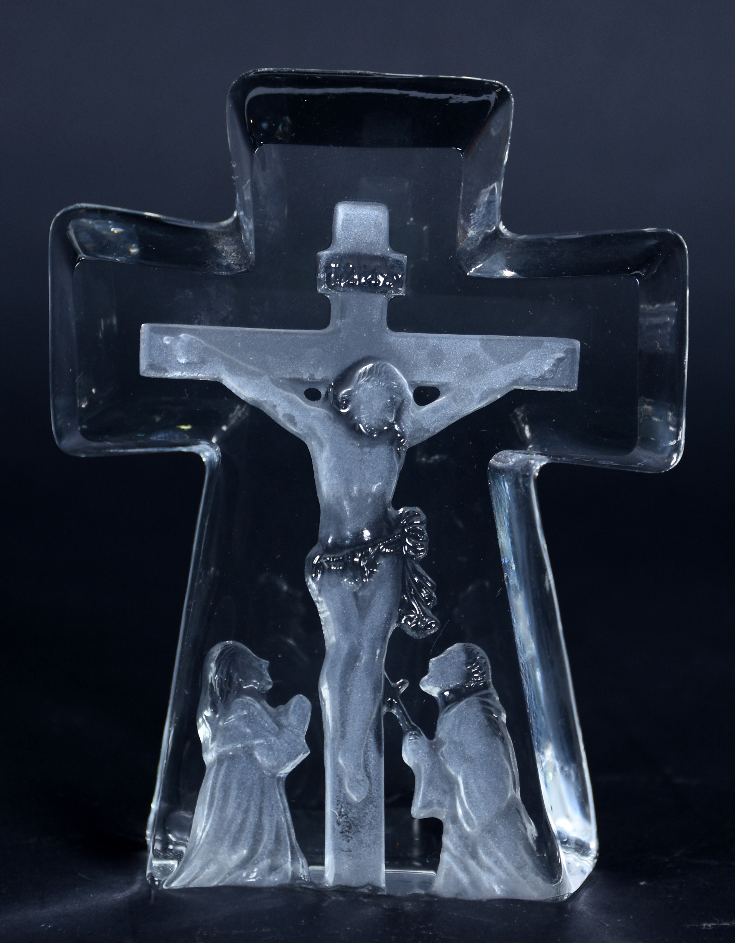 Escultura em demi cristal representando Cristo na cruz com apóstolos. - foto 3 de 4