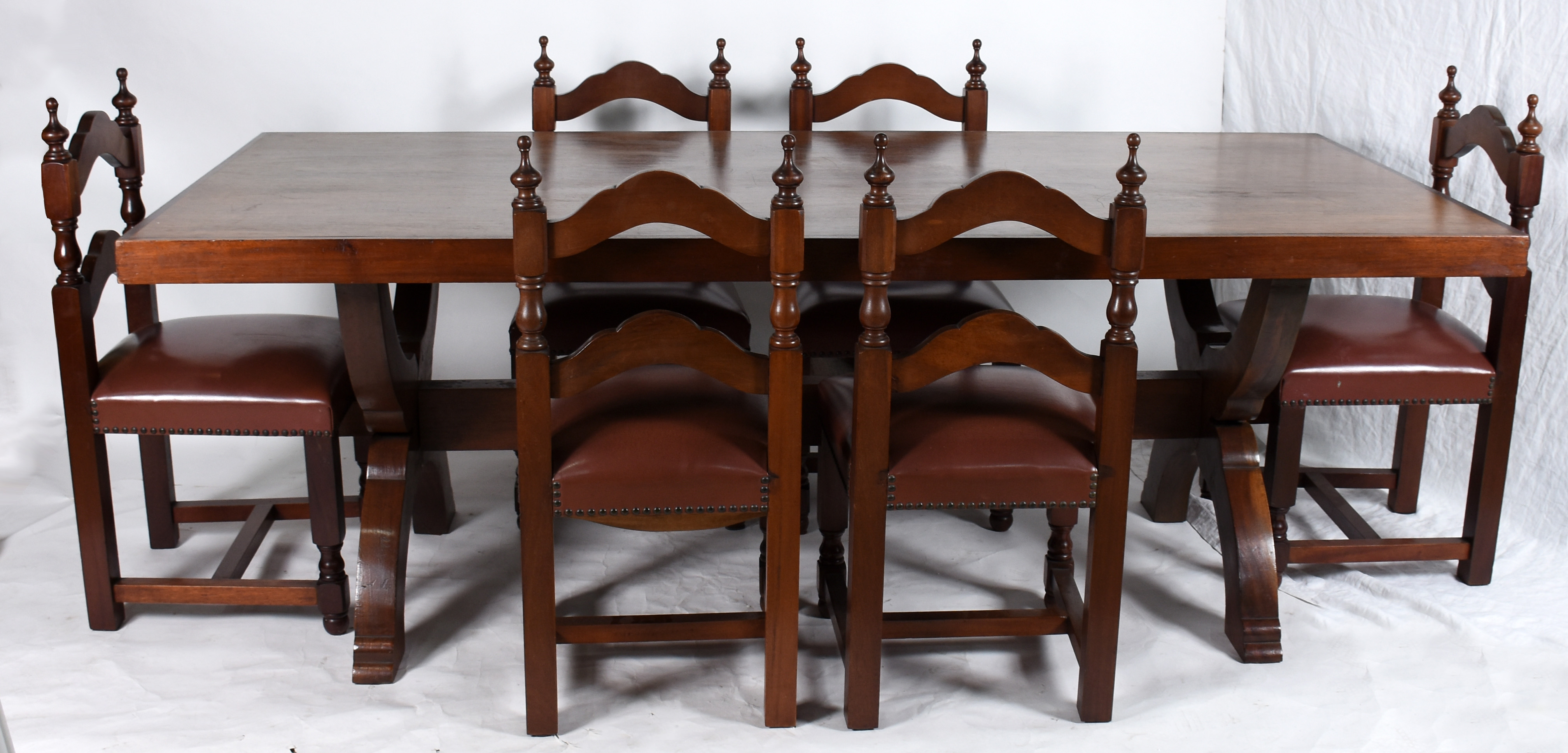 Mesa de jantar de madeira nobre, estilo colonial brasileiro, tampo... - foto 1 de 5