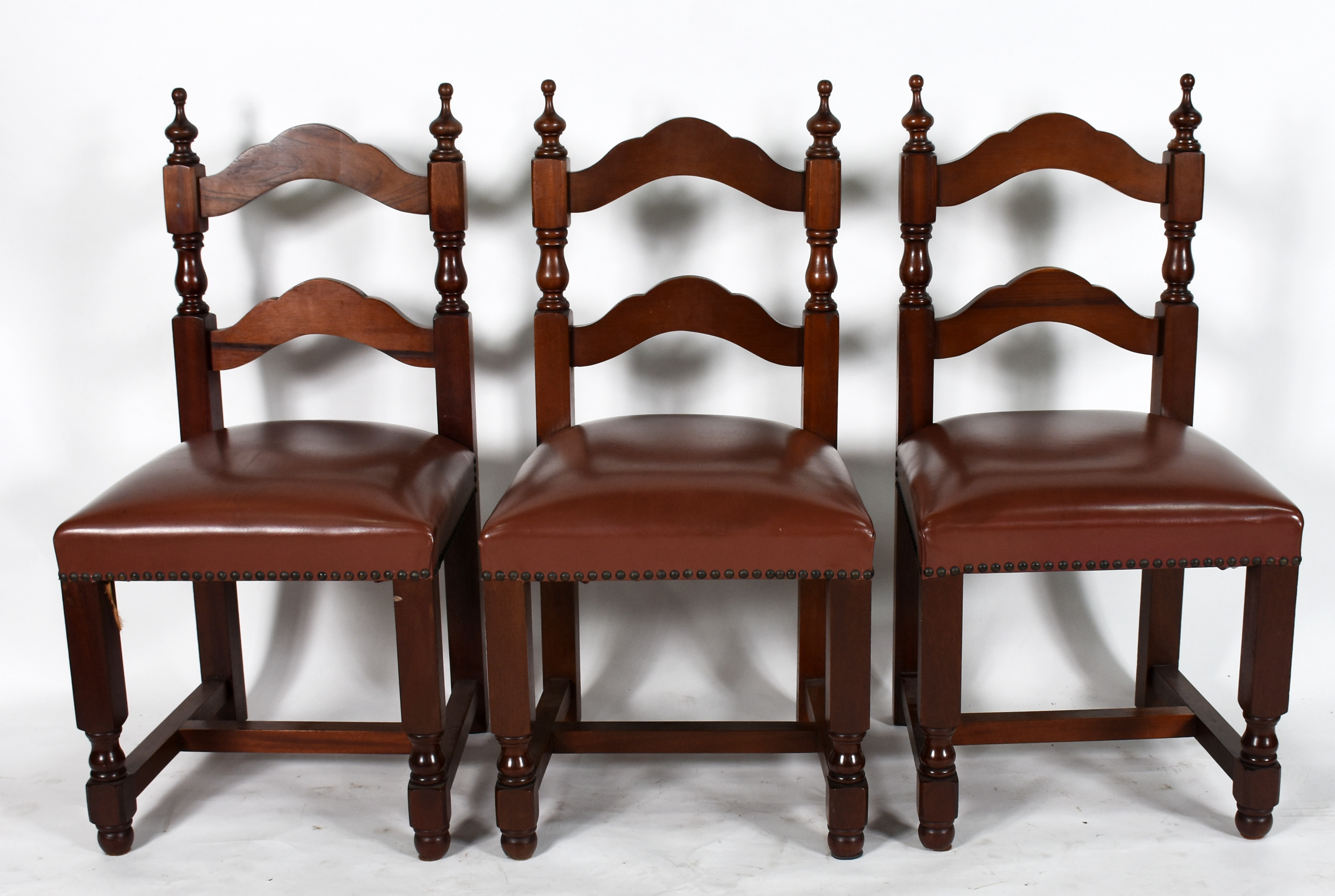 Mesa de jantar de madeira nobre, estilo colonial brasileiro, tampo... - foto 2 de 5