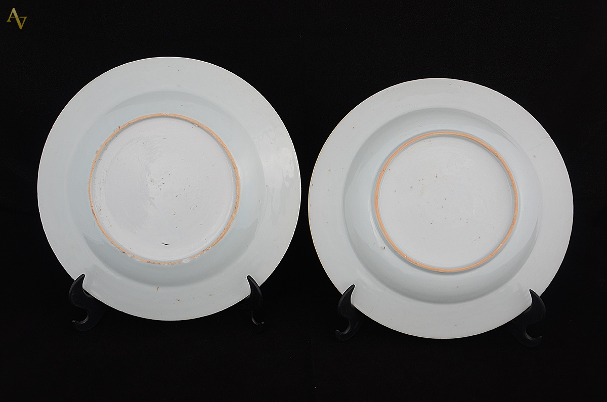 Conjunto de dois pratos circulares, sendo um raso e outro fundo, em... - foto 2 de 2