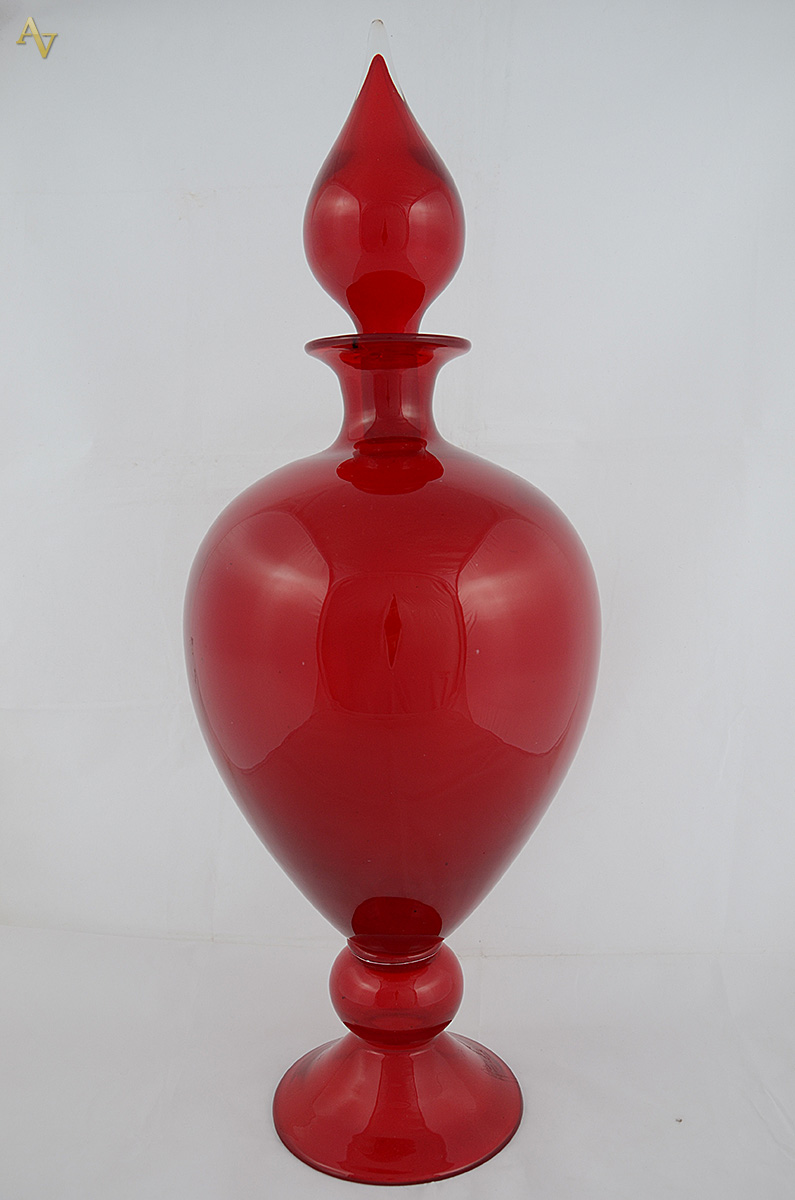 Grande garrafa de vidro vermelho. Altura total 62 cm.