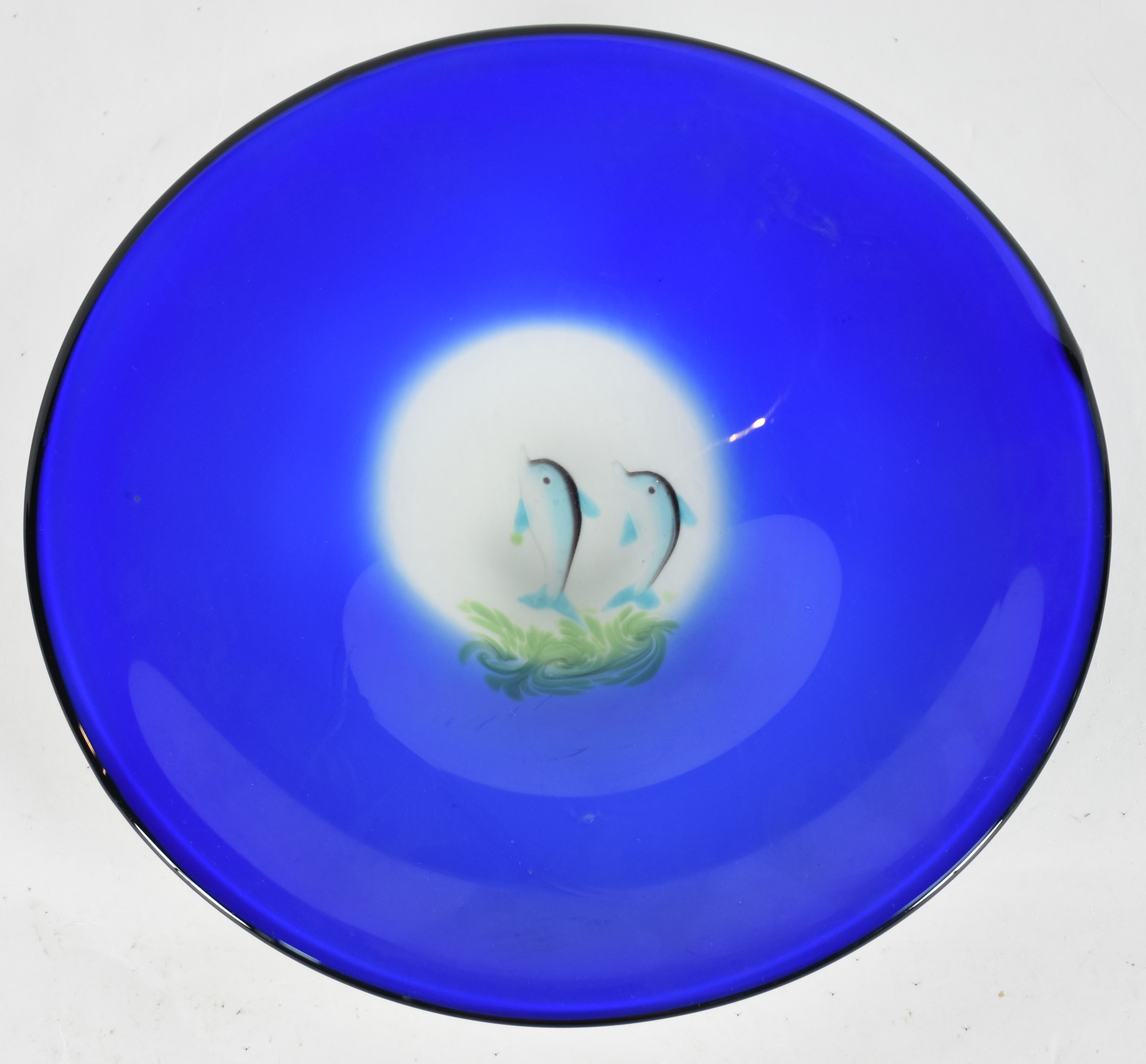 Prato de murano azul com "golfinhos" ao fundo. - foto 1 de 2