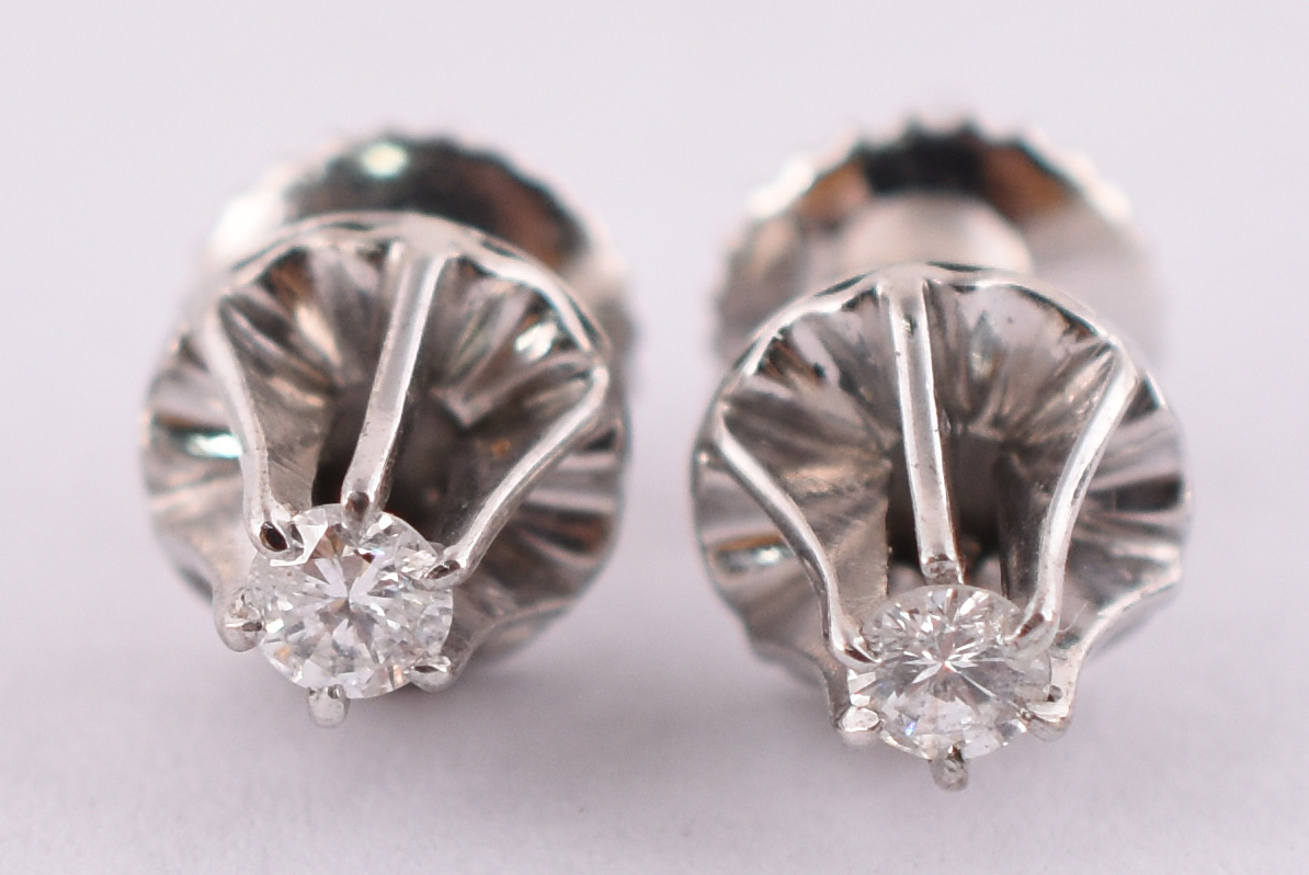 Antigo par de brincos com 2 brilhantes de 0,10 ct cada, total 0,20... - foto 1 de 3