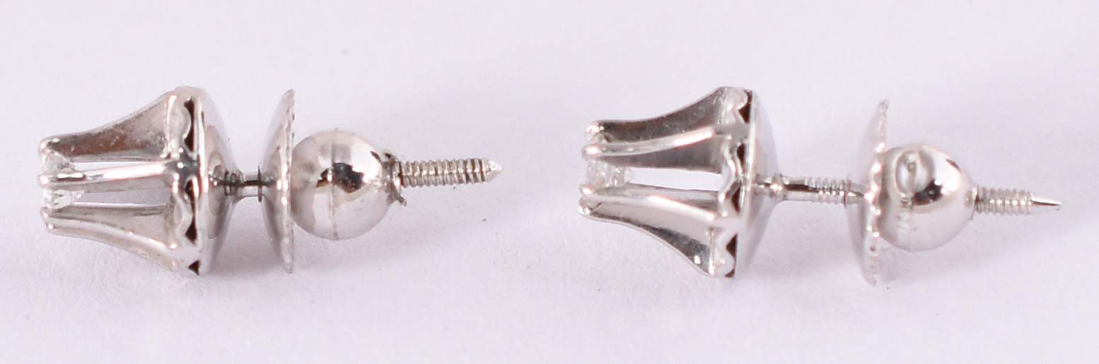 Antigo par de brincos com 2 brilhantes de 0,10 ct cada, total 0,20... - foto 2 de 3