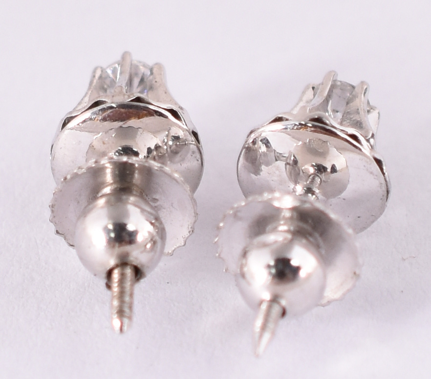 Antigo par de brincos com 2 brilhantes de 0,10 ct cada, total 0,20... - foto 3 de 3