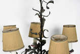 Lustre de metal com 5 braços e cúpulas na cor b... - Lustre de metal com 5 braços e cúpulas na cor bege (desgastes).