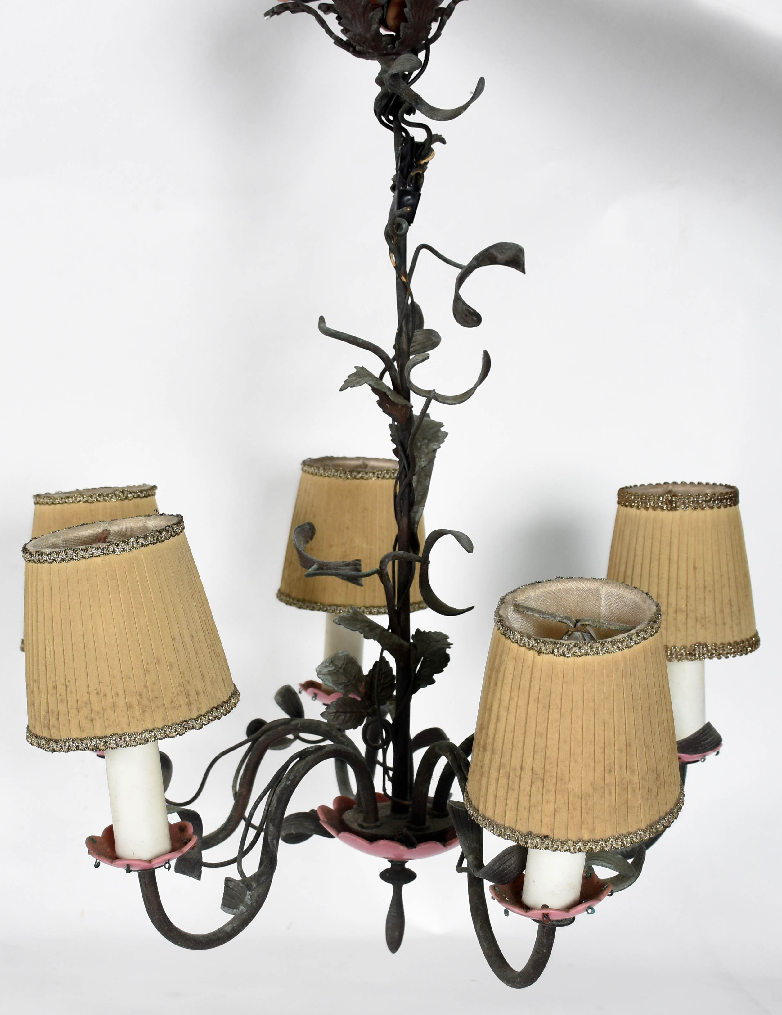 Lustre de metal com 5 braços e cúpulas na cor bege (desgastes). - foto 1 de 2