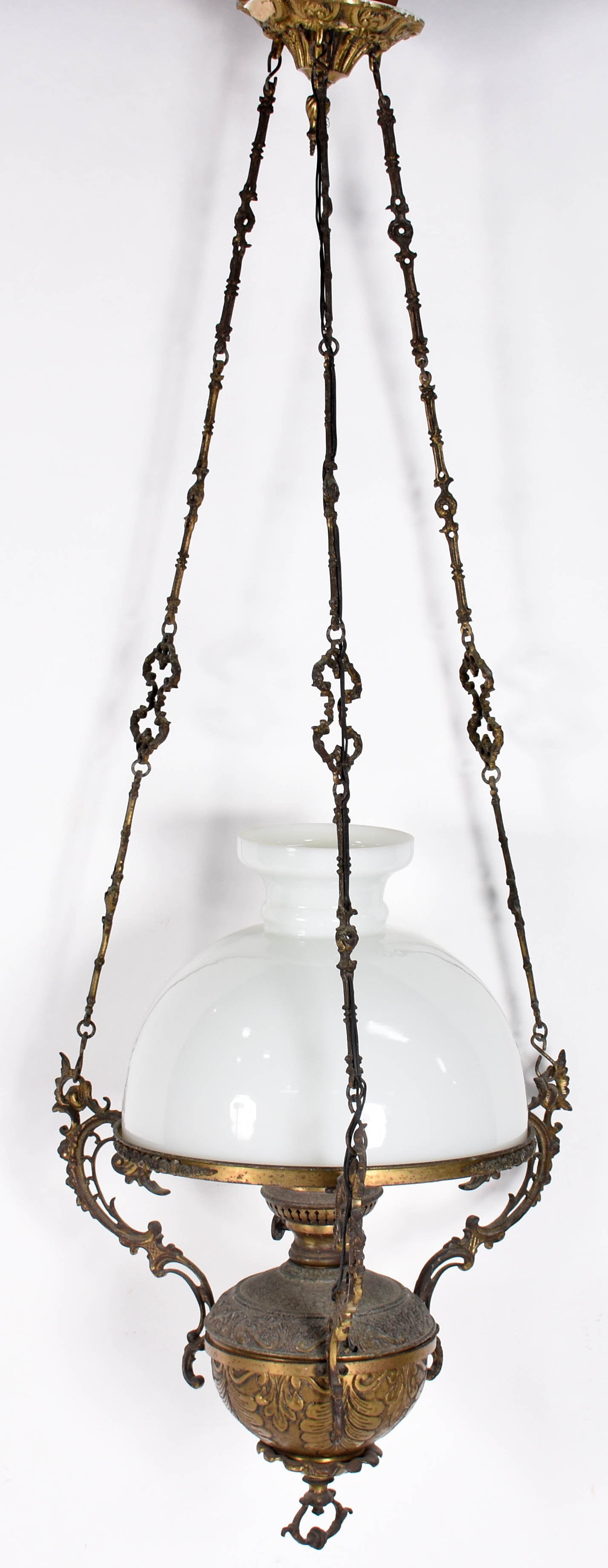 Lustre de metal com cúpula opalina branca. - foto 1 de 2