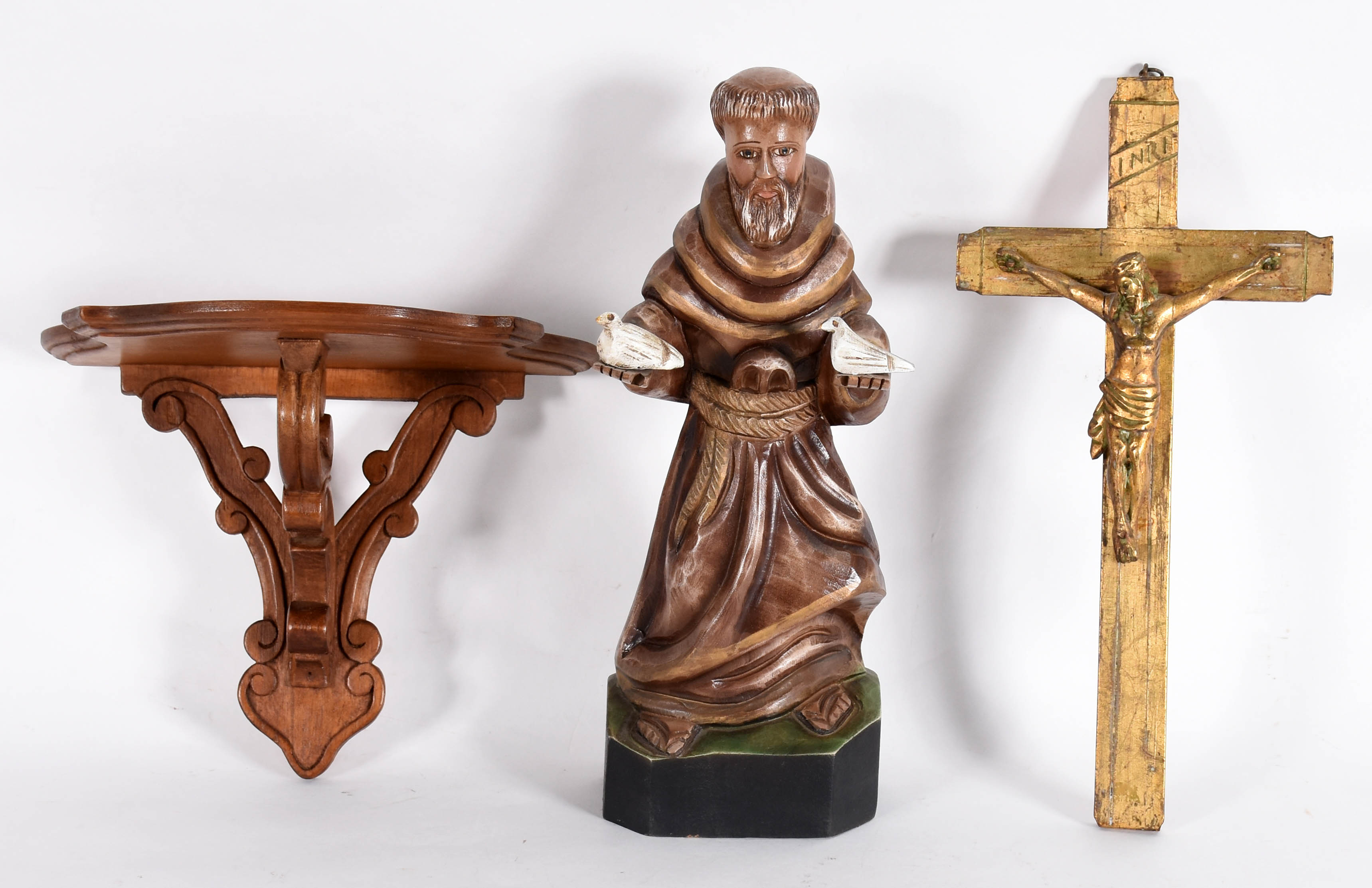 Três peças sacras de madeira sendo crucifixo com Cristo dourado, São... - foto 1 de 4