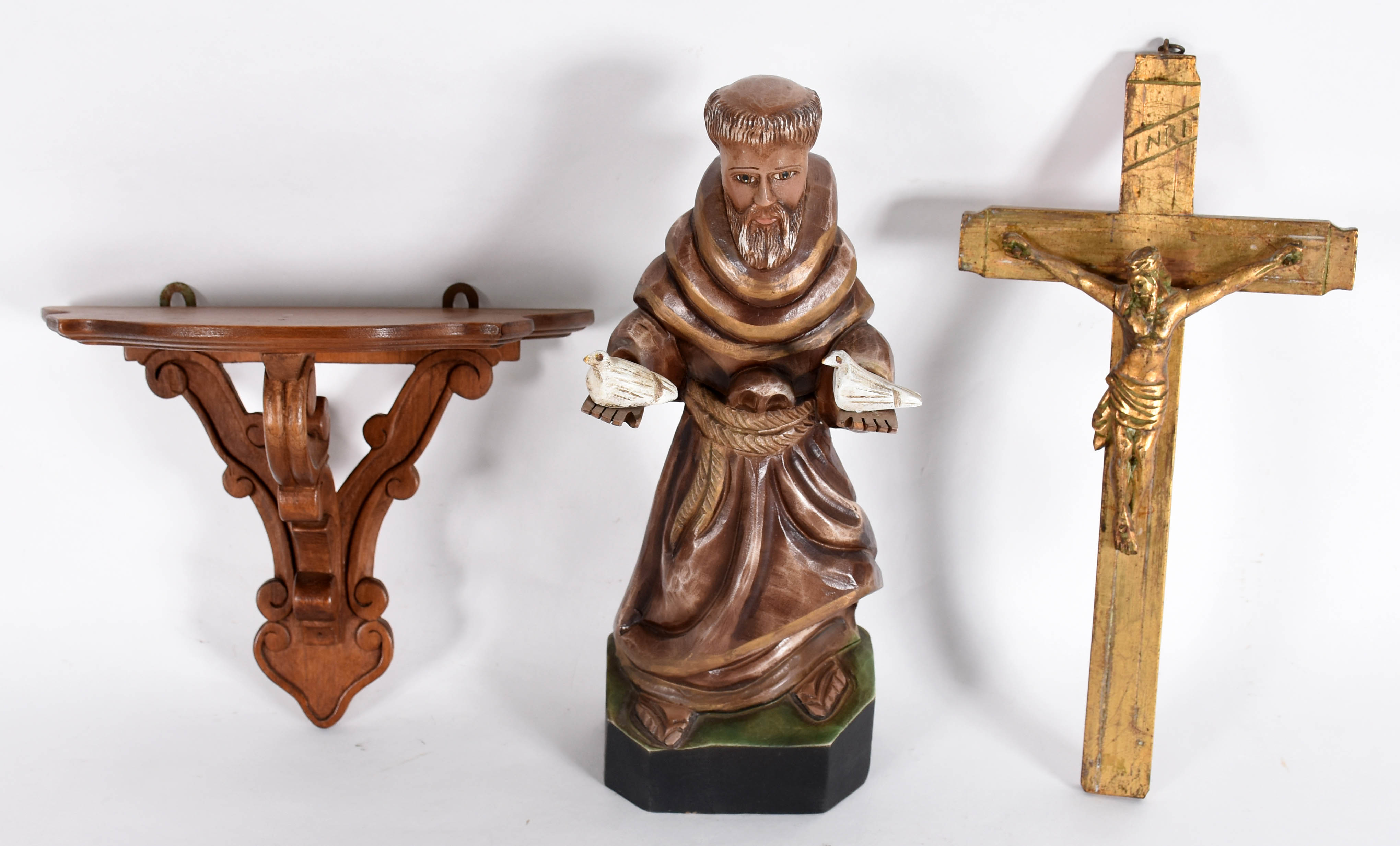 Três peças sacras de madeira sendo crucifixo com Cristo dourado, São... - foto 3 de 4