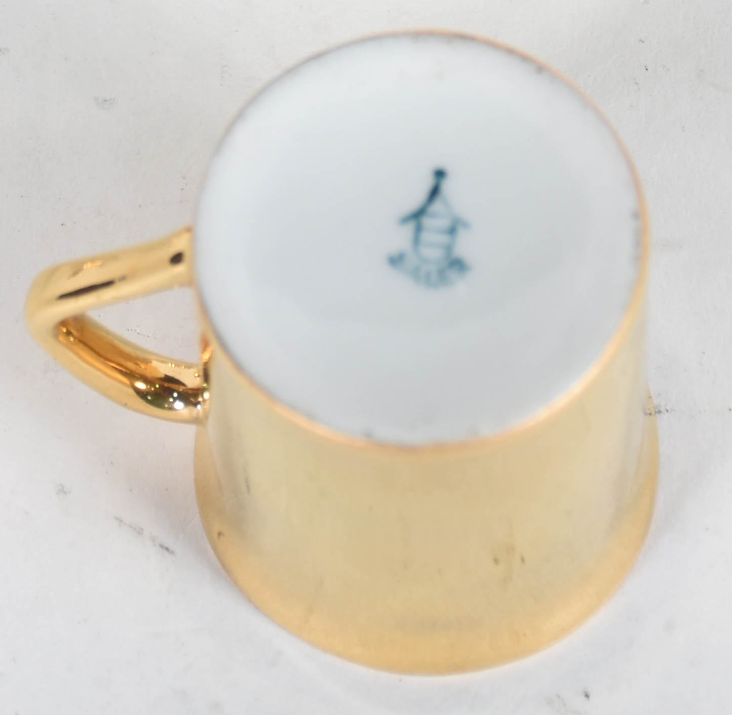 Pequeno serviço de café de porcelana dourada composto de 6 xícaras... - foto 3 de 4