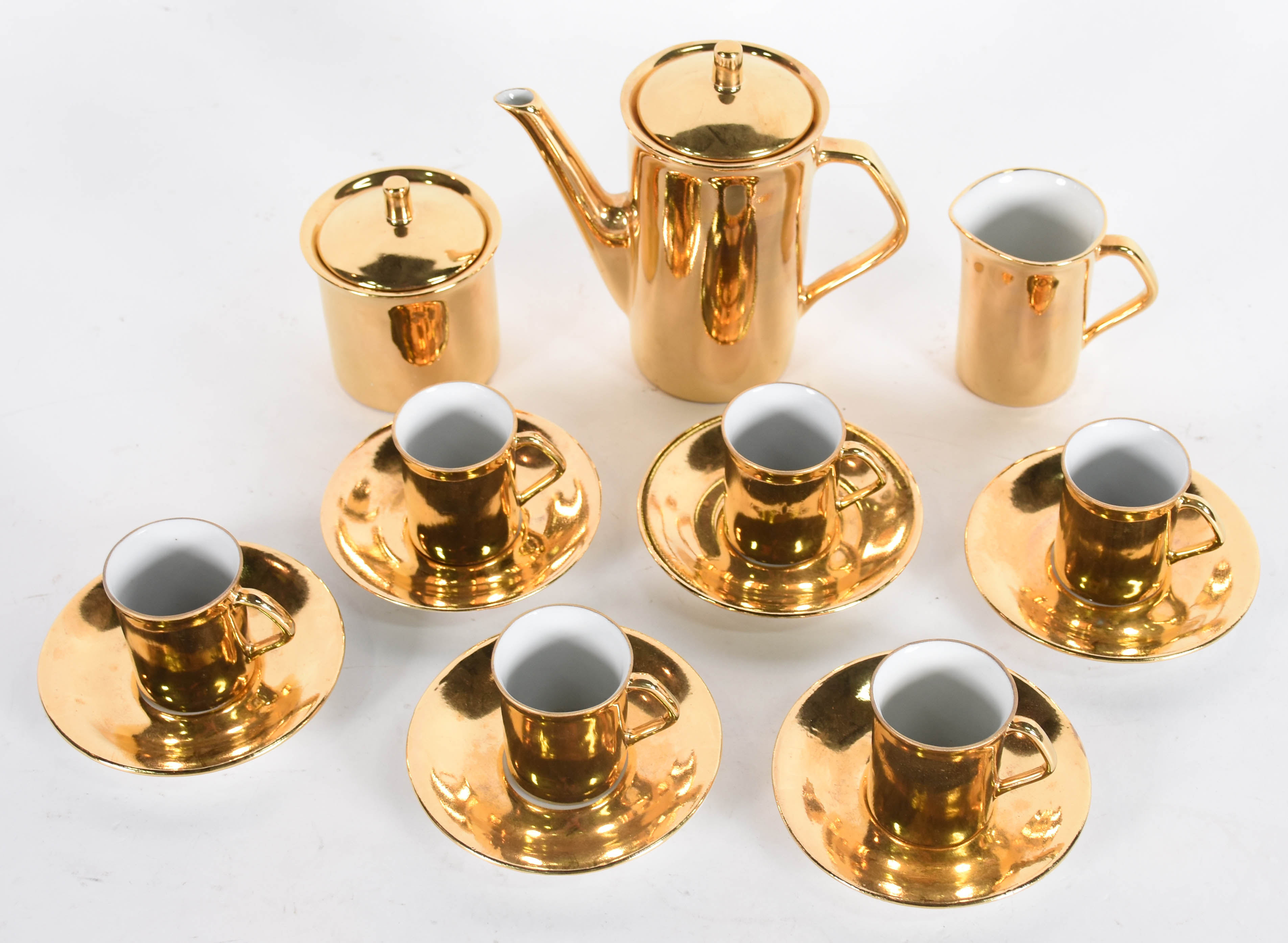 Pequeno serviço de café de porcelana dourada composto de 6 xícaras... - foto 4 de 4
