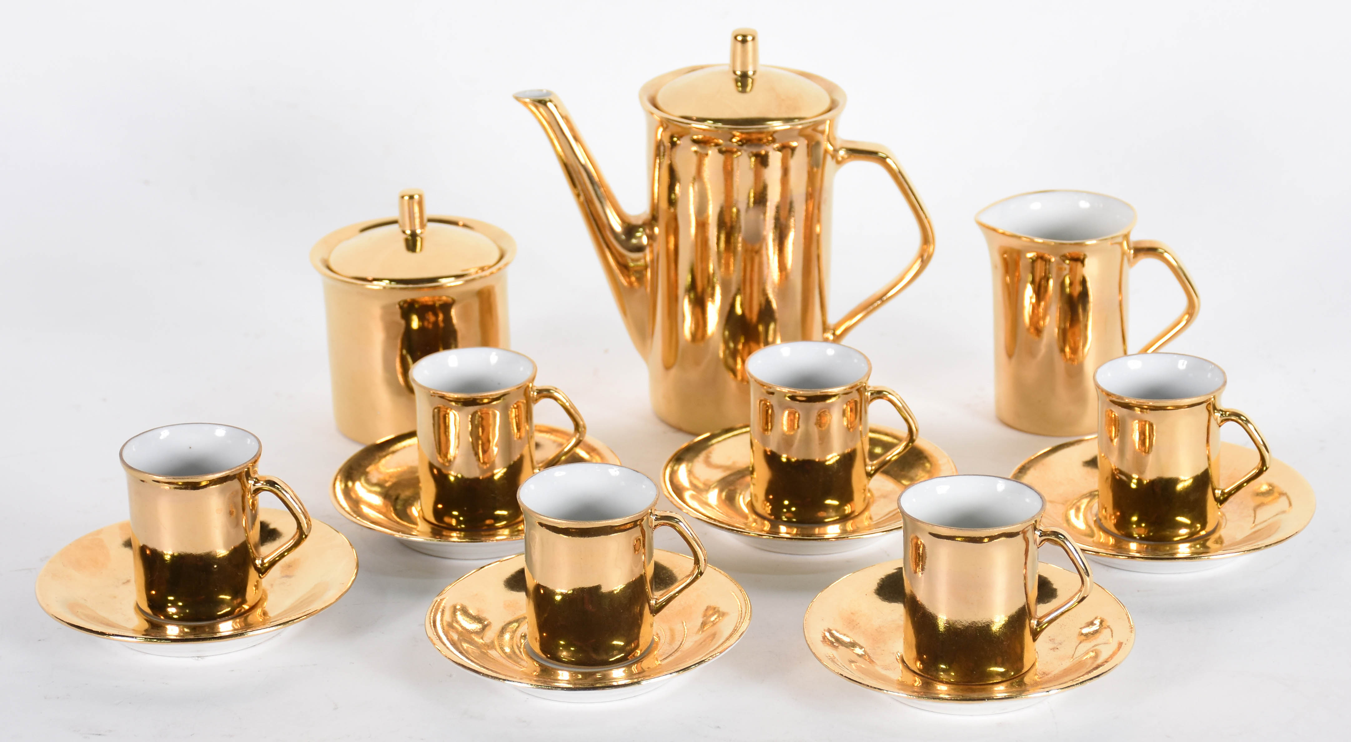 Pequeno serviço de café de porcelana dourada composto de 6 xícaras... - foto 2 de 4