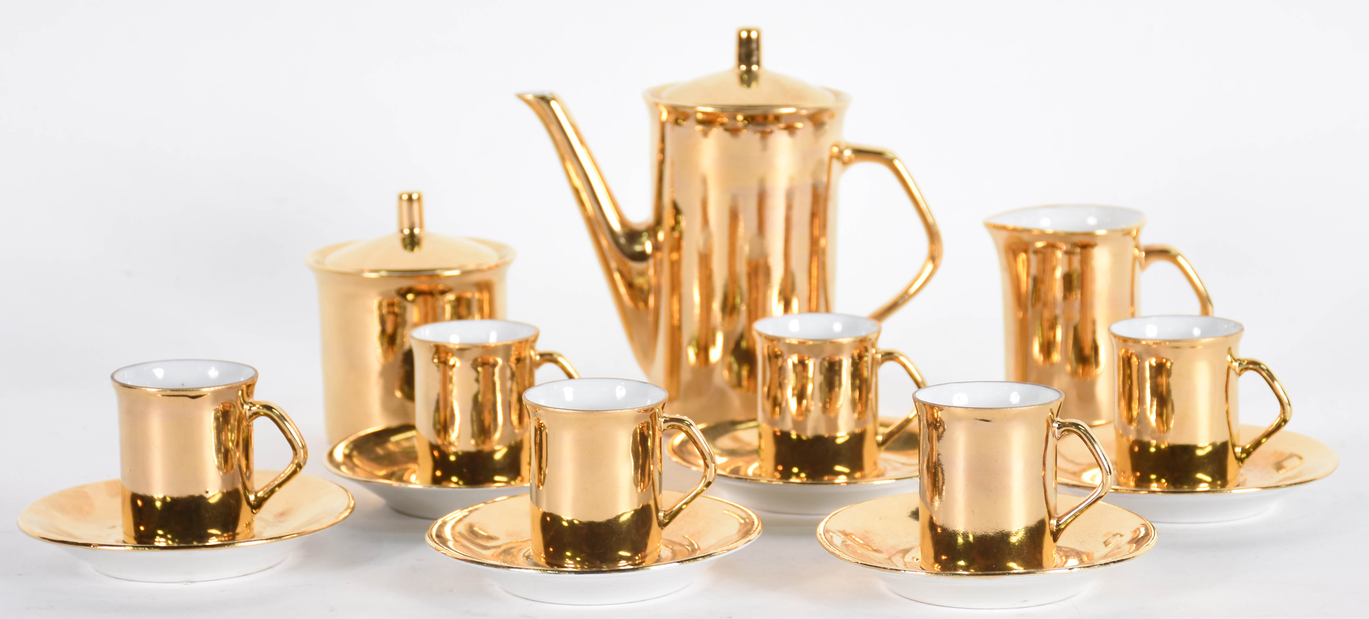 Pequeno serviço de café de porcelana dourada composto de 6 xícaras... - foto 1 de 4
