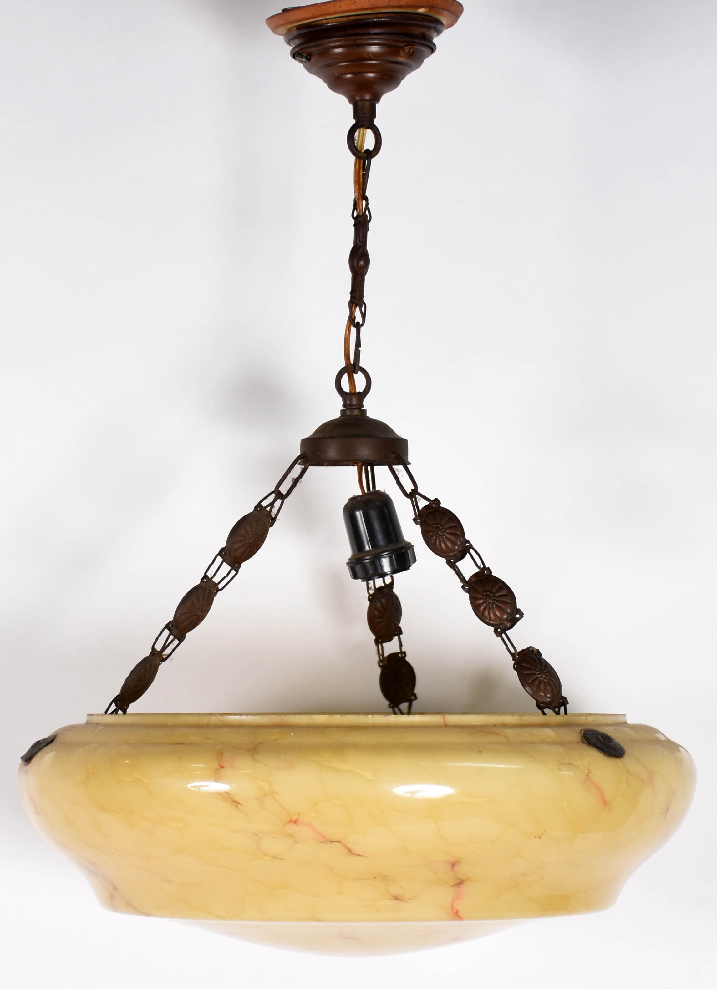 Lustre com correntes de metal e "bacia" de alabastro. - foto 1 de 2
