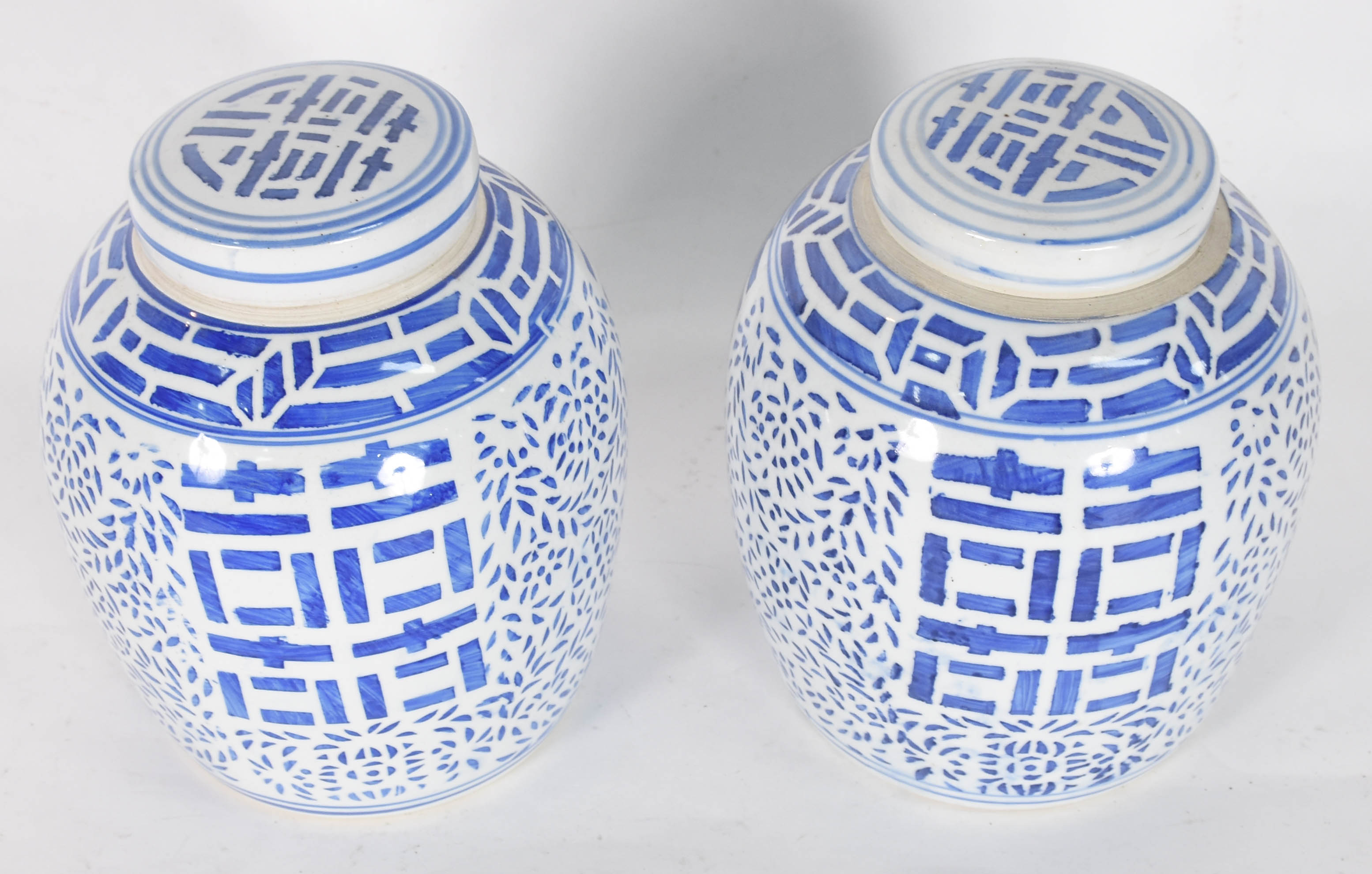 Par de potiches de porcelana oriental azul e branca. - foto 2 de 5