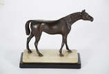 Estatueta de bronze representando cavalo. Altur... - Estatueta de bronze representando cavalo. Altura total 21 cm.