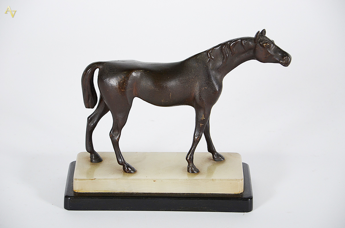 Estatueta de bronze representando cavalo. Altura total 21 cm. - foto 1 de 2