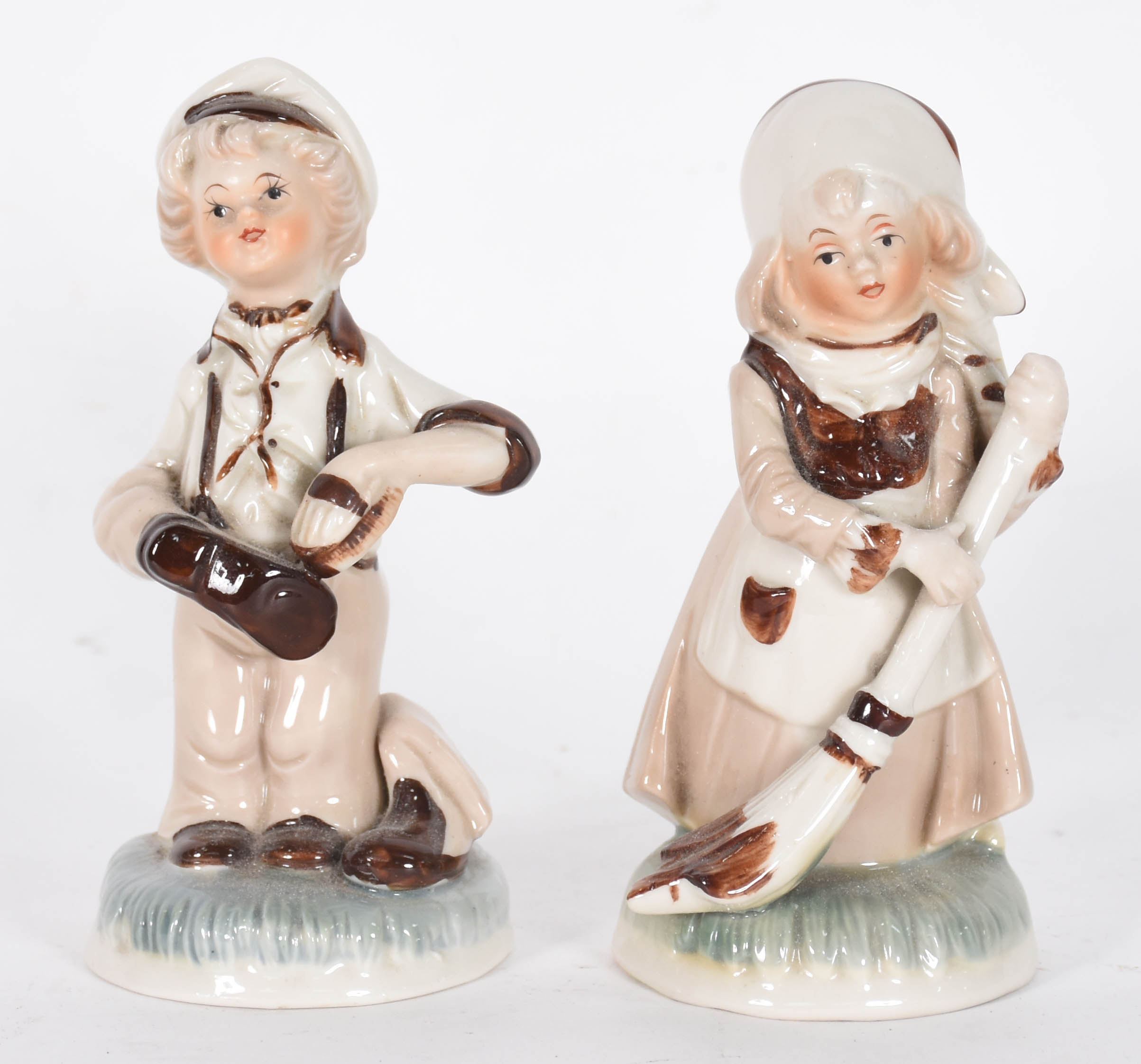 Duas estatuetas de porcelana policromada representando figura casal... - foto 1 de 4