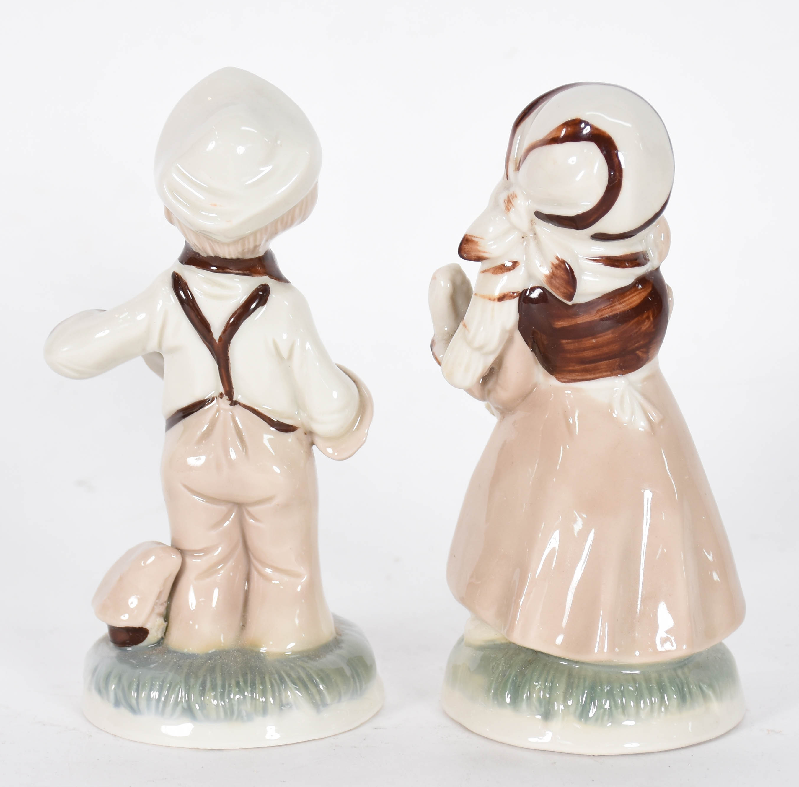 Duas estatuetas de porcelana policromada representando figura casal... - foto 2 de 4