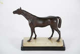 Estatueta de bronze representando cavalo. Altur... - Estatueta de bronze representando cavalo. Altura total 21 cm.