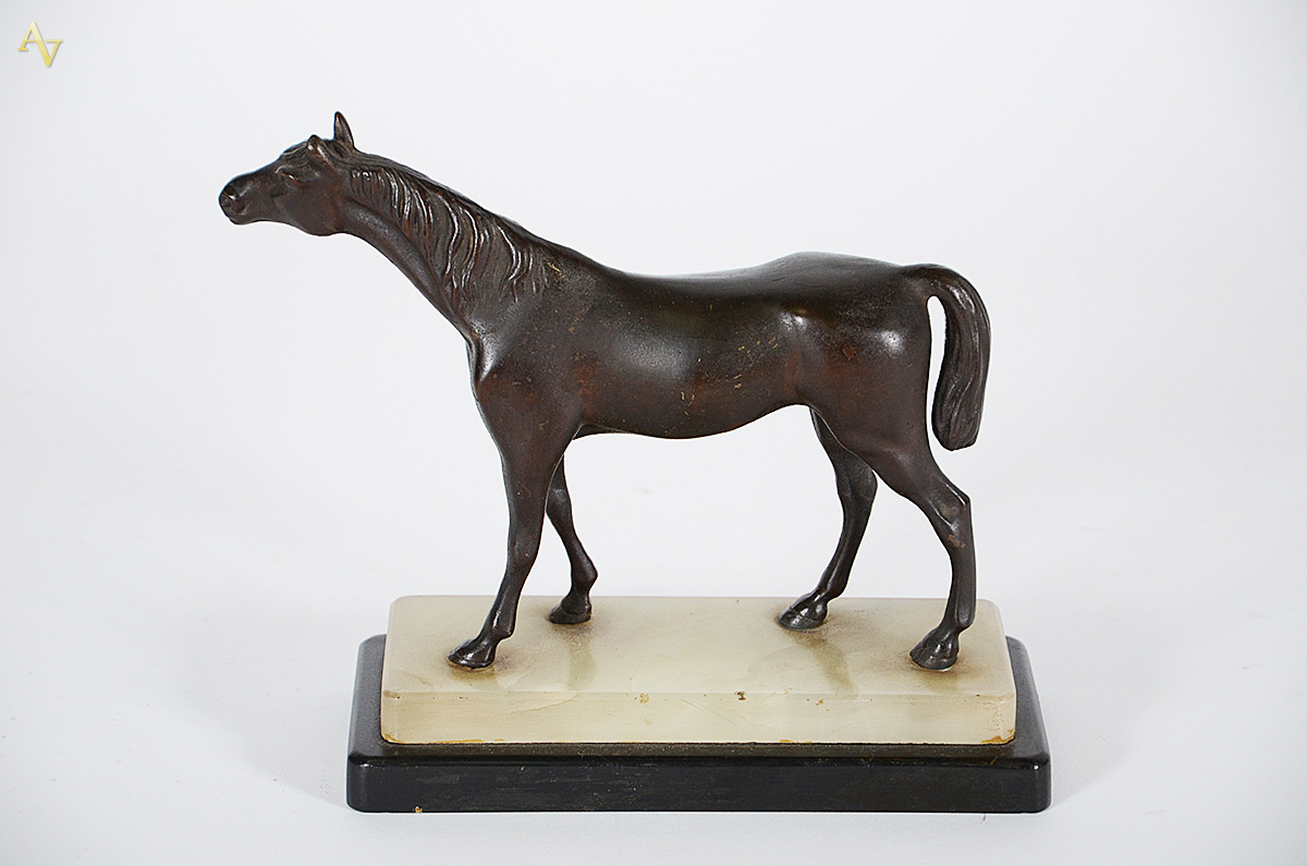 Estatueta de bronze representando cavalo. Altura total 21 cm. - foto 2 de 2
