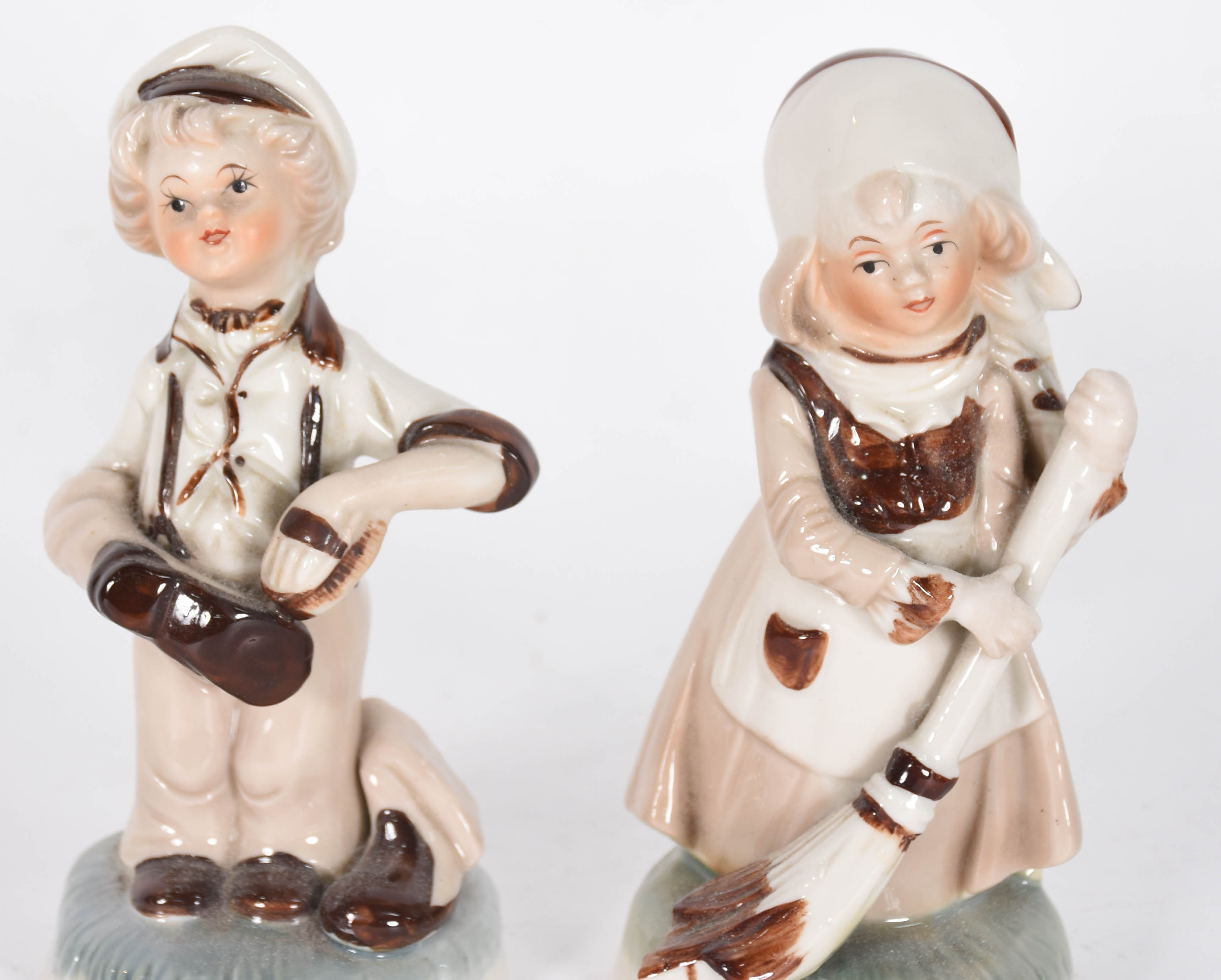 Duas estatuetas de porcelana policromada representando figura casal... - foto 4 de 4