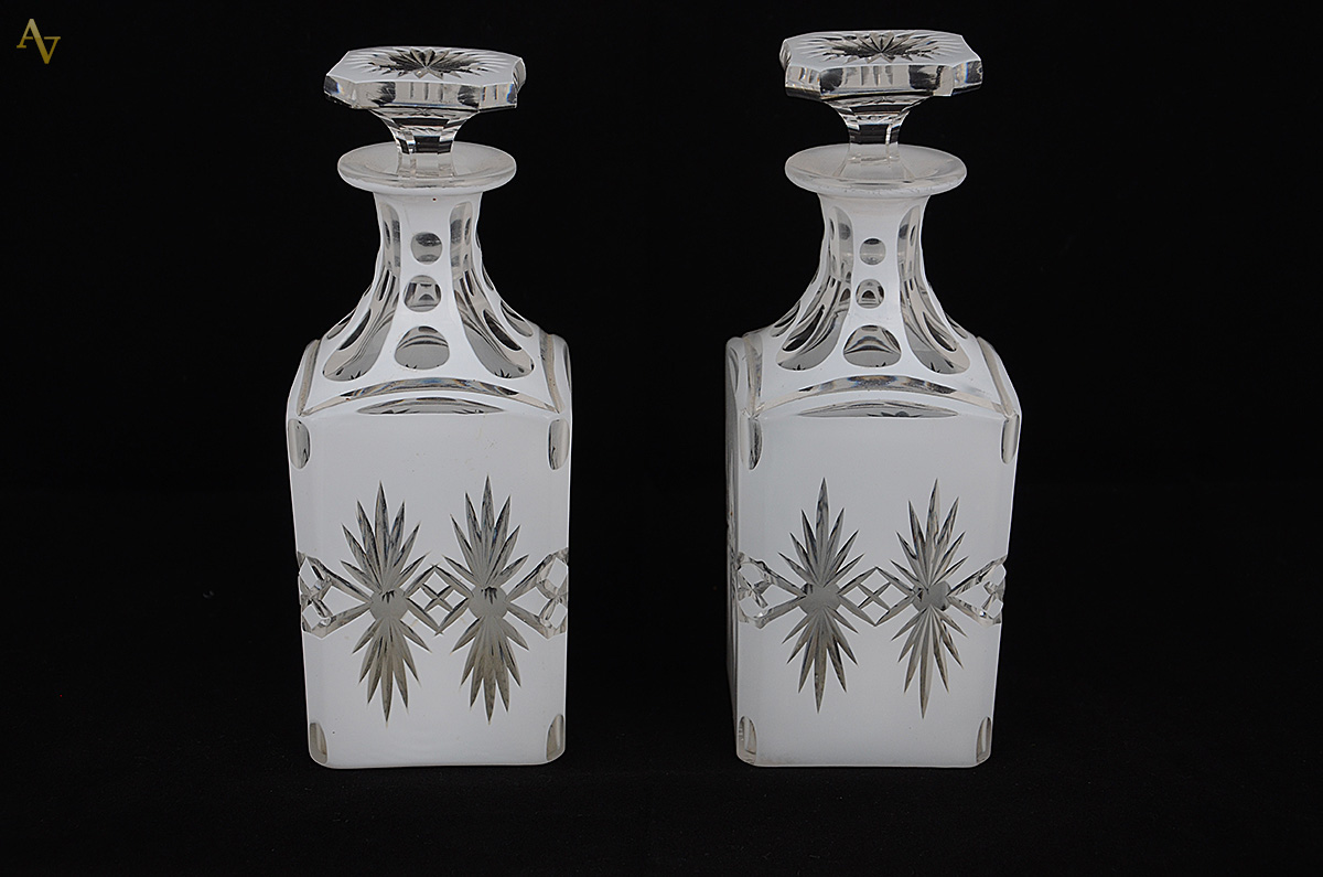 Par de perfumeiros em overlay branco, França séc. XIX. Altura 21 cm.