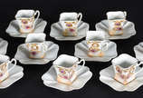 Dez xícaras de porcelana com detalhes em dourad... - Dez xícaras de porcelana com detalhes em dourado com pires.