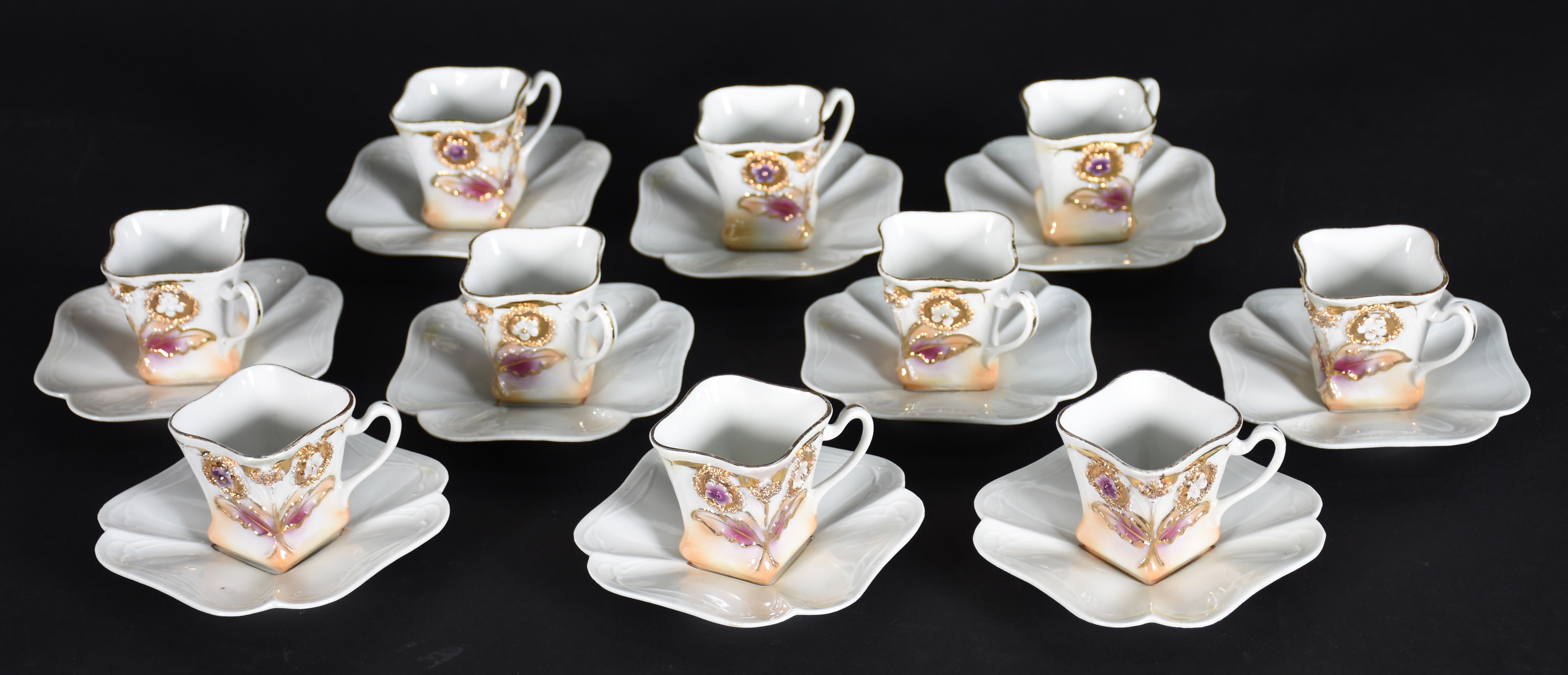 Dez xícaras de porcelana com detalhes em dourado com pires. - foto 1 de 6