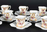 Dez xícaras de porcelana com detalhes em dourad... - Dez xícaras de porcelana com detalhes em dourado com pires.