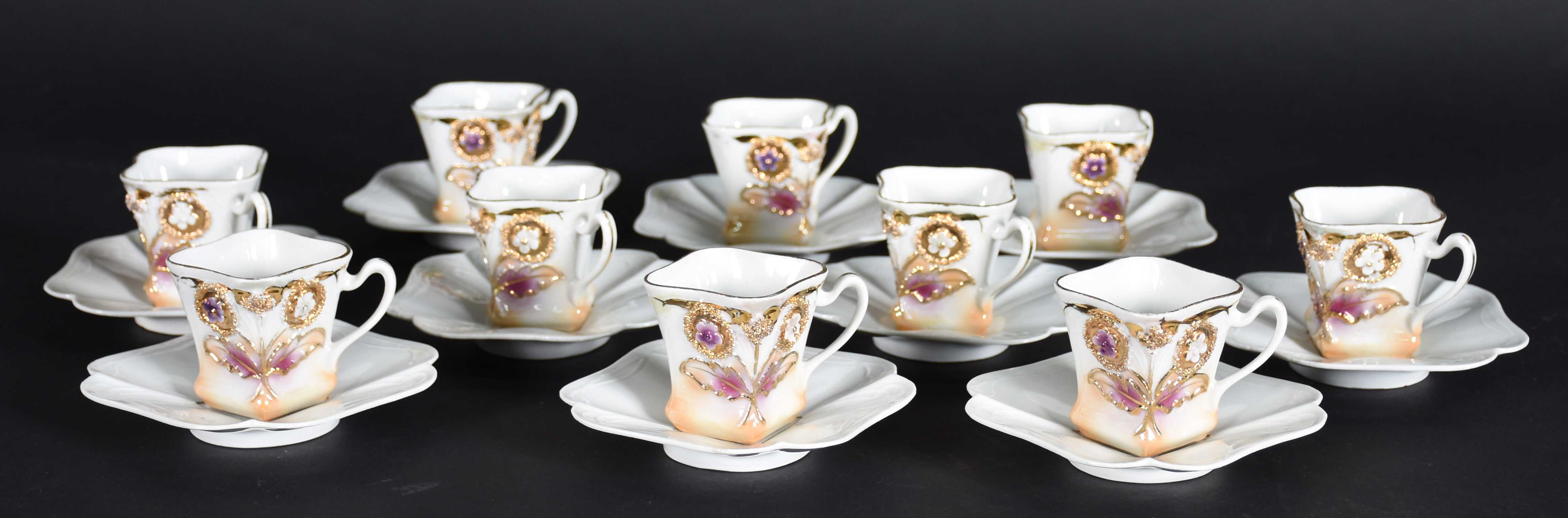 Dez xícaras de porcelana com detalhes em dourado com pires. - foto 2 de 6