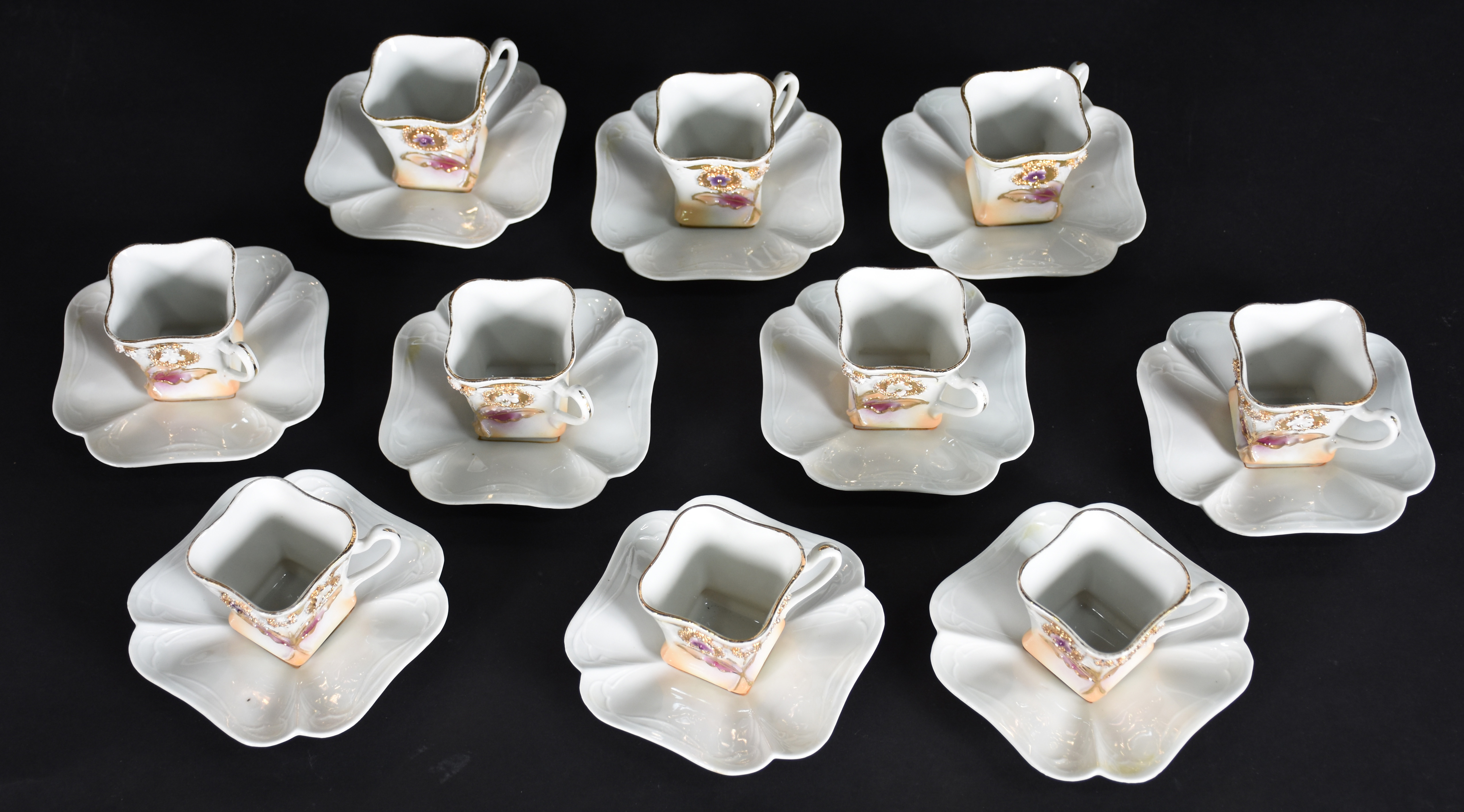 Dez xícaras de porcelana com detalhes em dourado com pires. - foto 3 de 6