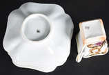 Dez xícaras de porcelana com detalhes em dourad... - Dez xícaras de porcelana com detalhes em dourado com pires.