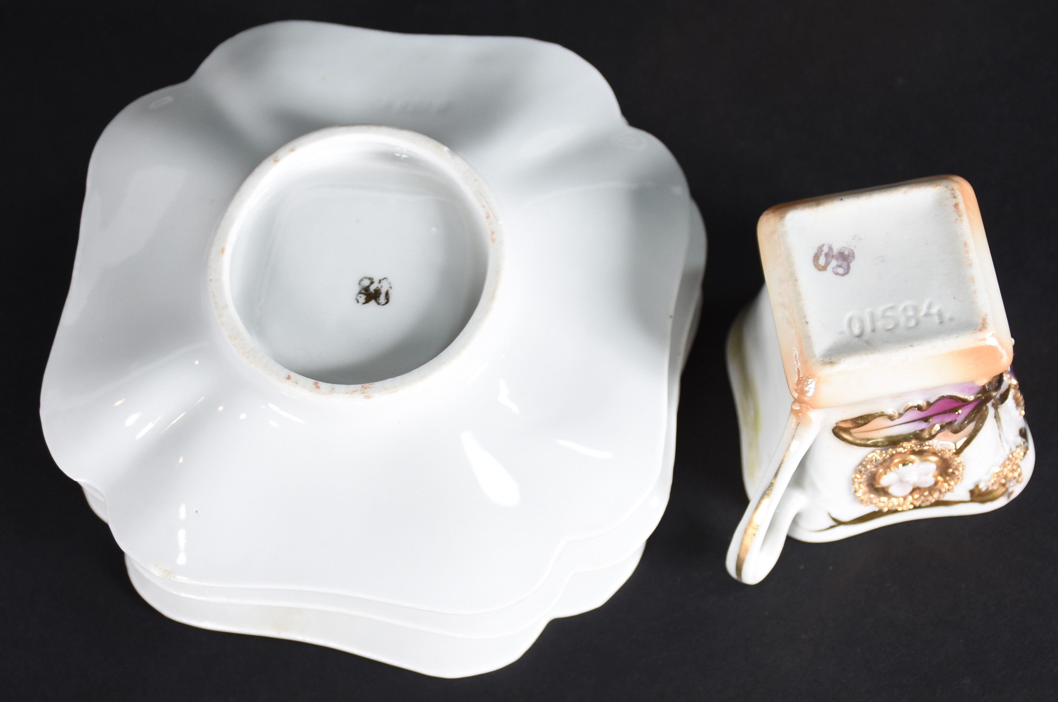 Dez xícaras de porcelana com detalhes em dourado com pires. - foto 4 de 6