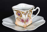 Dez xícaras de porcelana com detalhes em dourad... - Dez xícaras de porcelana com detalhes em dourado com pires.
