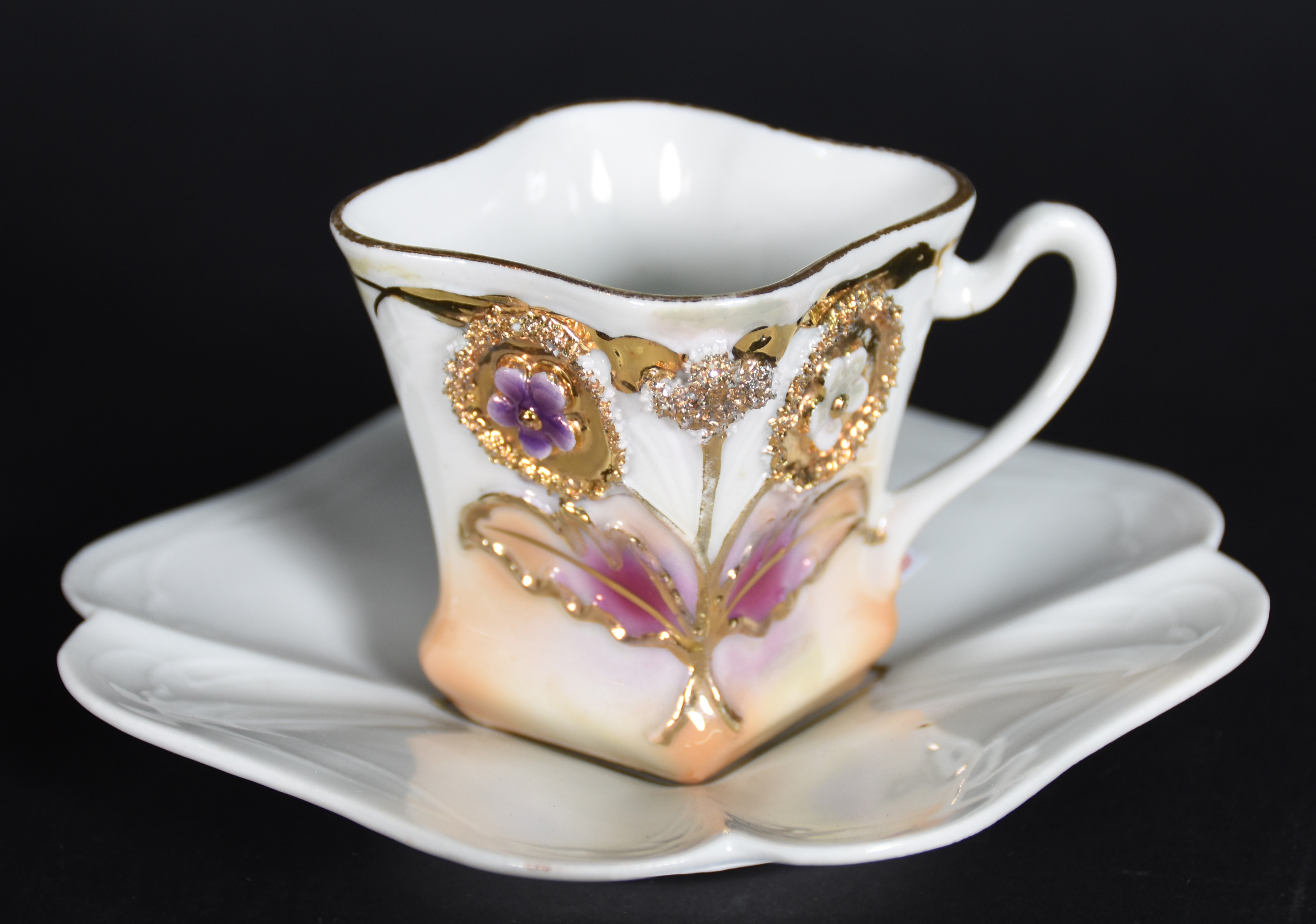 Dez xícaras de porcelana com detalhes em dourado com pires. - foto 5 de 6