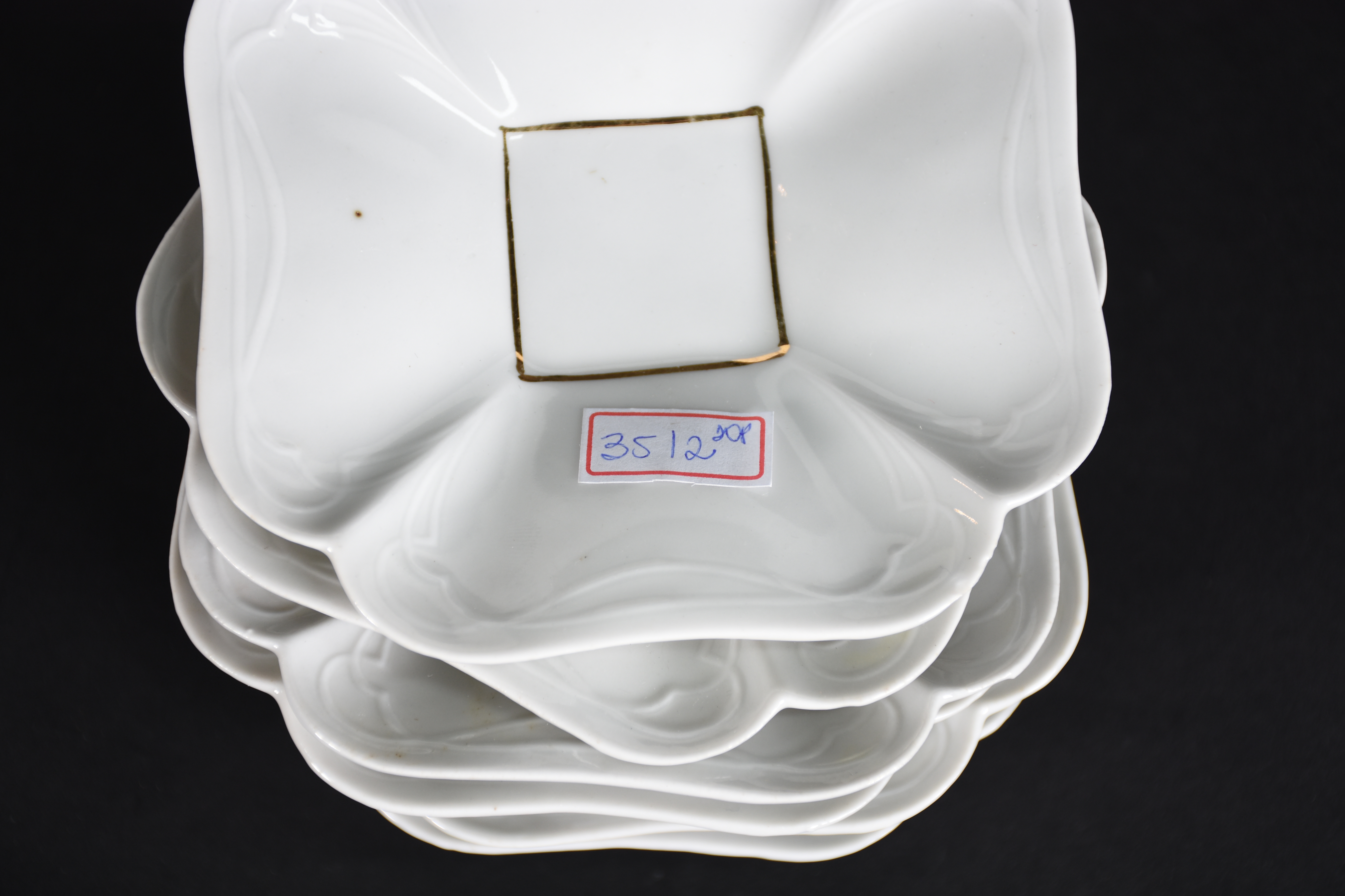 Dez xícaras de porcelana com detalhes em dourado com pires. - foto 6 de 6