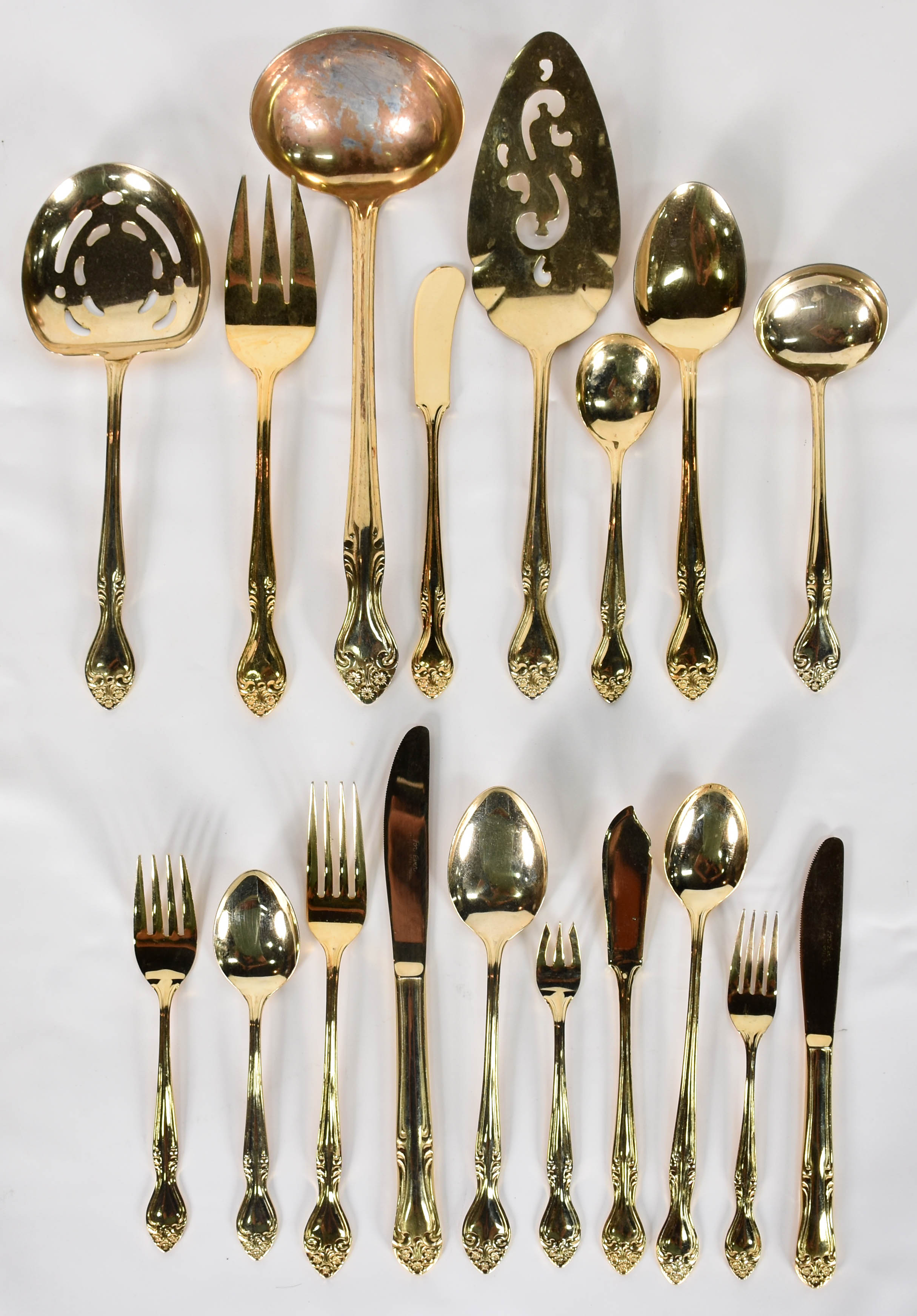 Faqueiro de aço dourado, composto por 12 facas, 12 garfos, 12... - foto 2 de 3