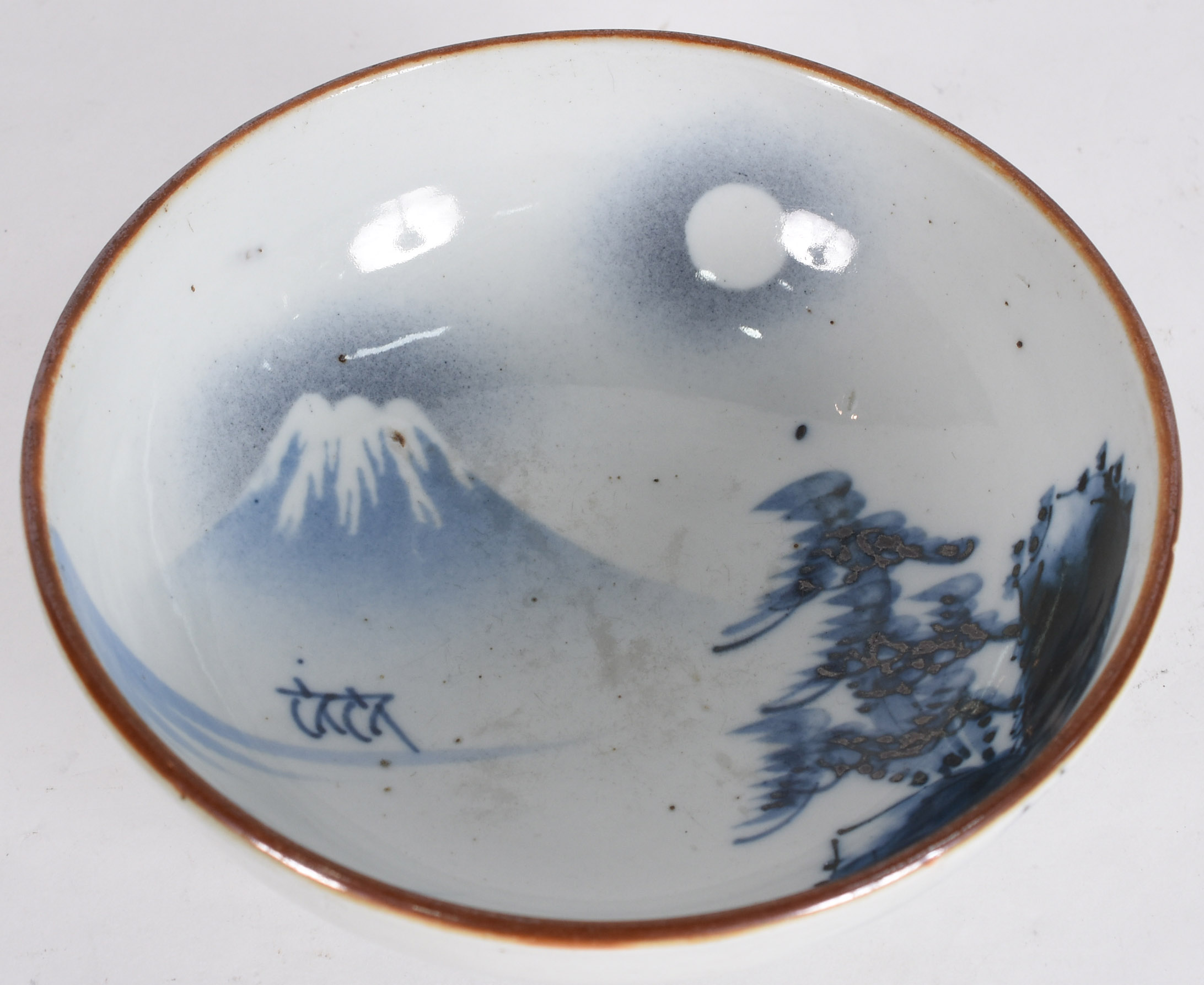 Bowl circular em porcelana japonesa Arita decorado em azul com cena... - foto 2 de 4