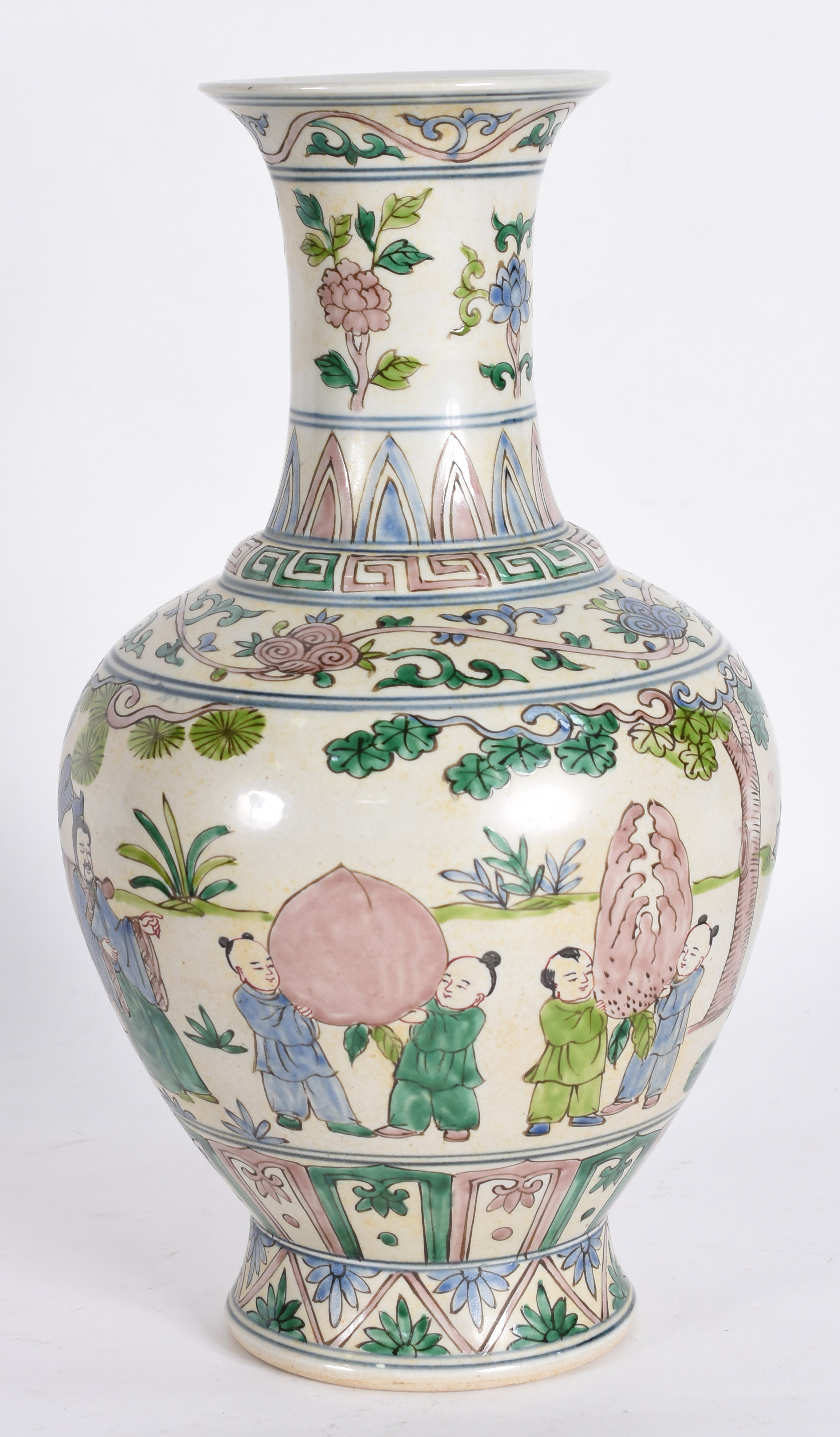 Vaso em porcelana chinesa de formato balaustre decorado em policromia... - foto 1 de 3
