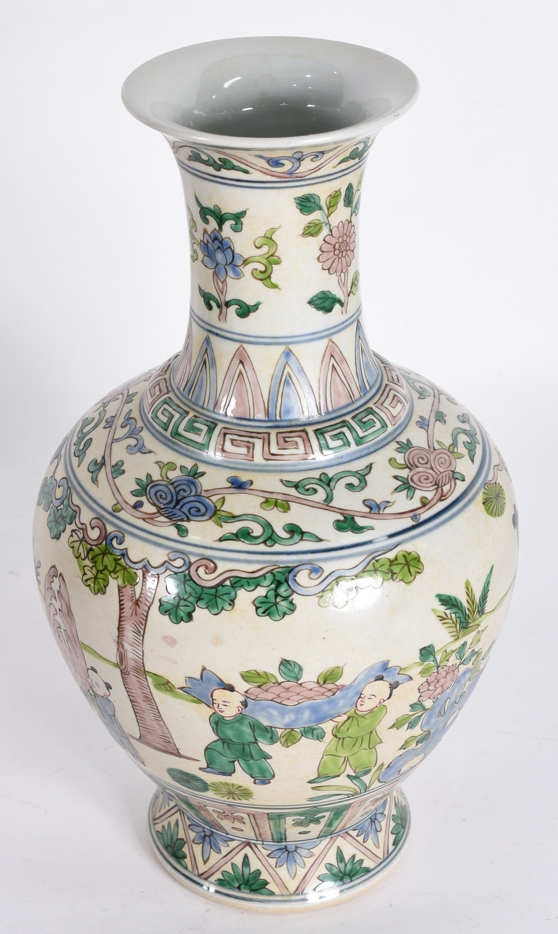 Vaso em porcelana chinesa de formato balaustre decorado em policromia... - foto 2 de 3