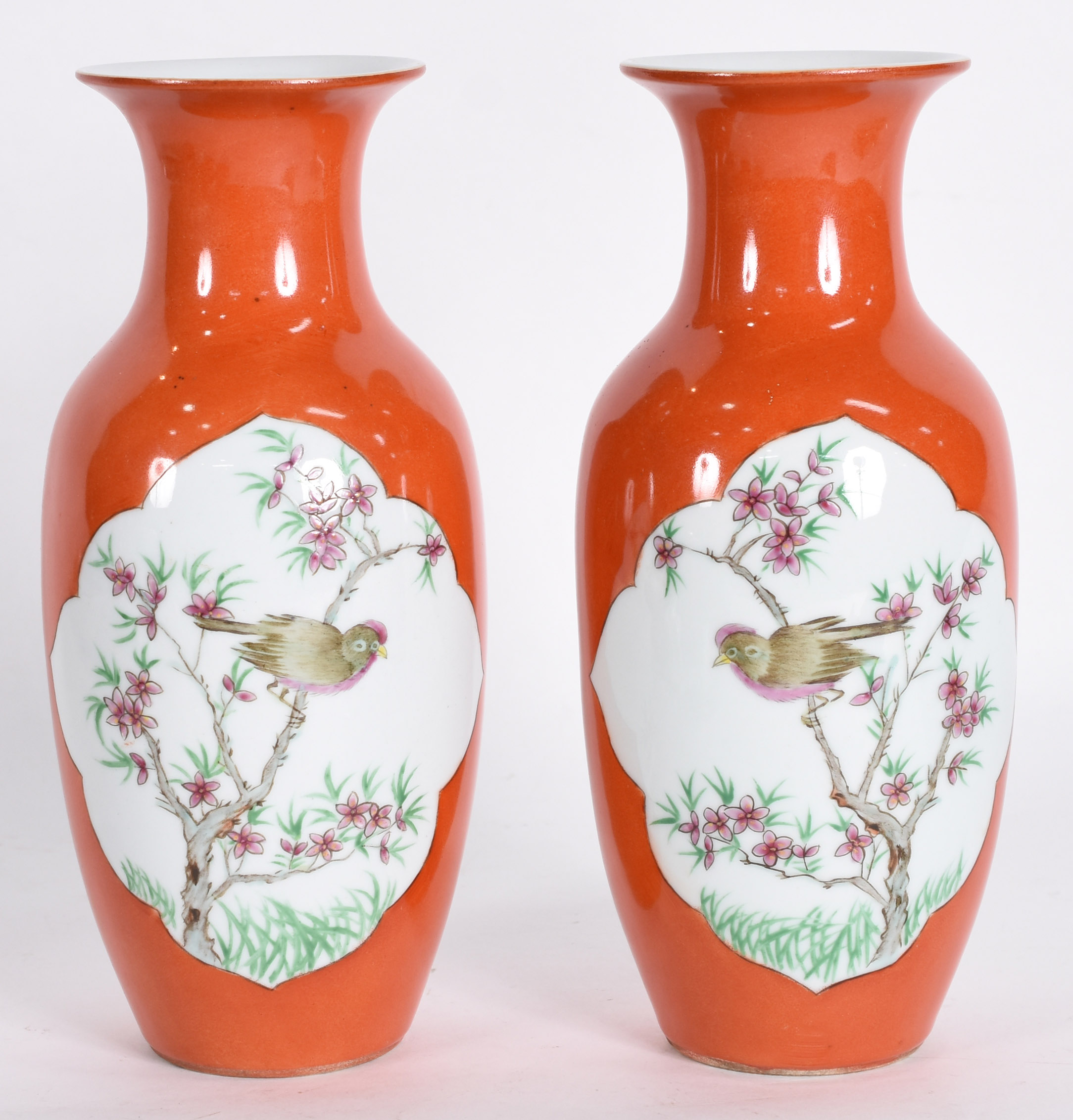 Par de vasos de porcelana chinesa decorados com pássaros e flores em... - foto 1 de 4