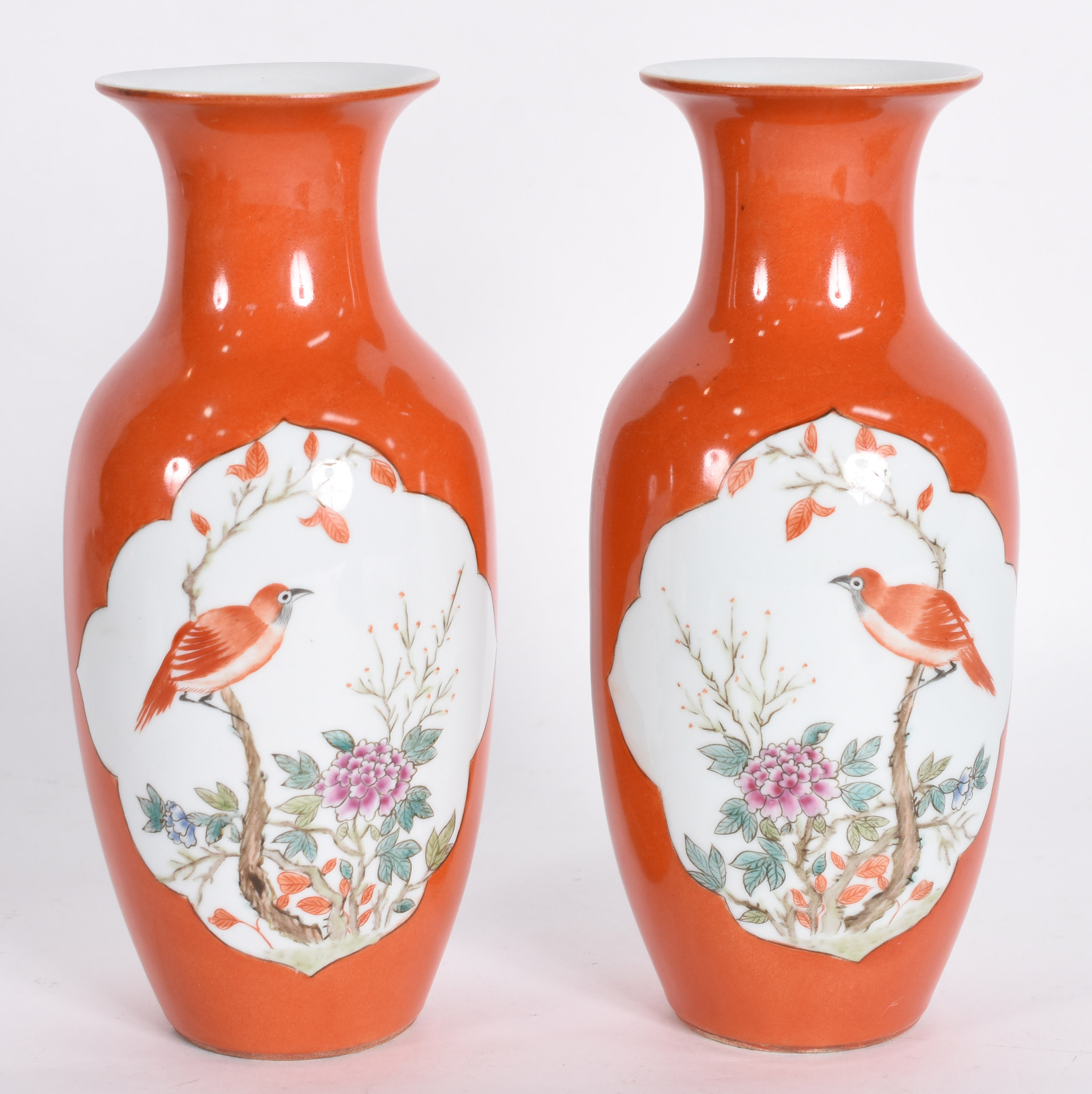 Par de vasos de porcelana chinesa decorados com pássaros e flores em... - foto 2 de 4