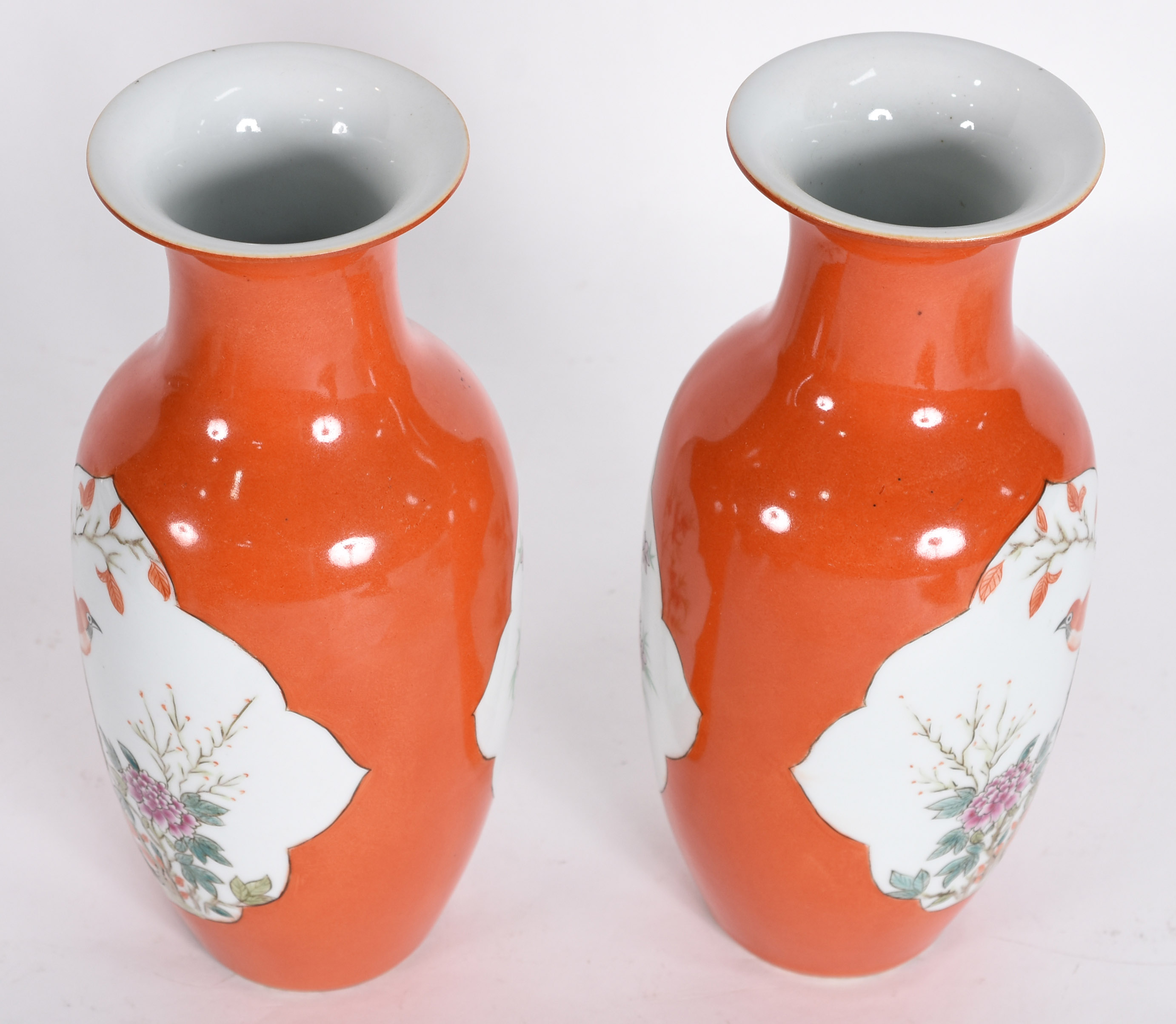 Par de vasos de porcelana chinesa decorados com pássaros e flores em... - foto 3 de 4