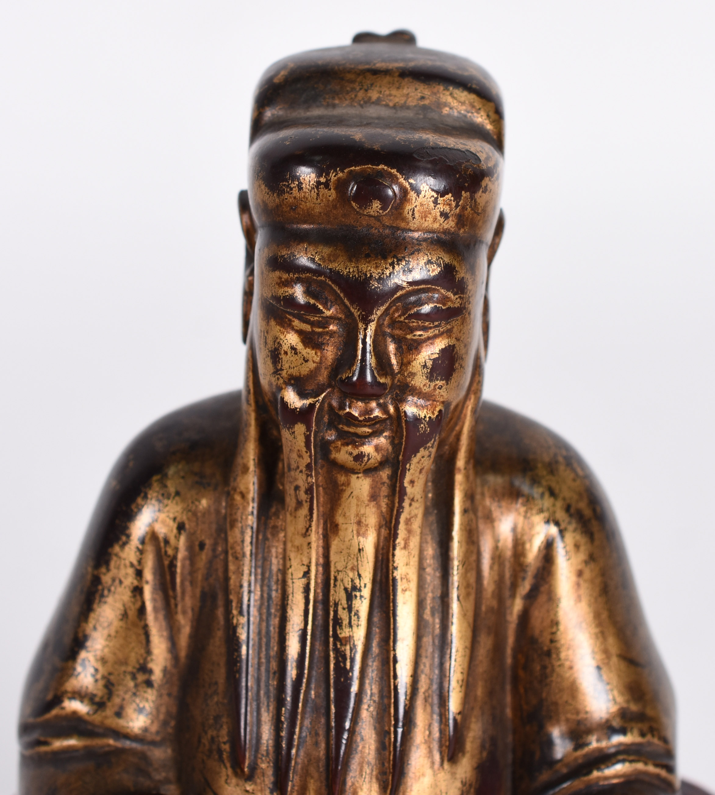 Escultura chinesa em madeira dourada representando o Deus Guandi... - foto 4 de 5